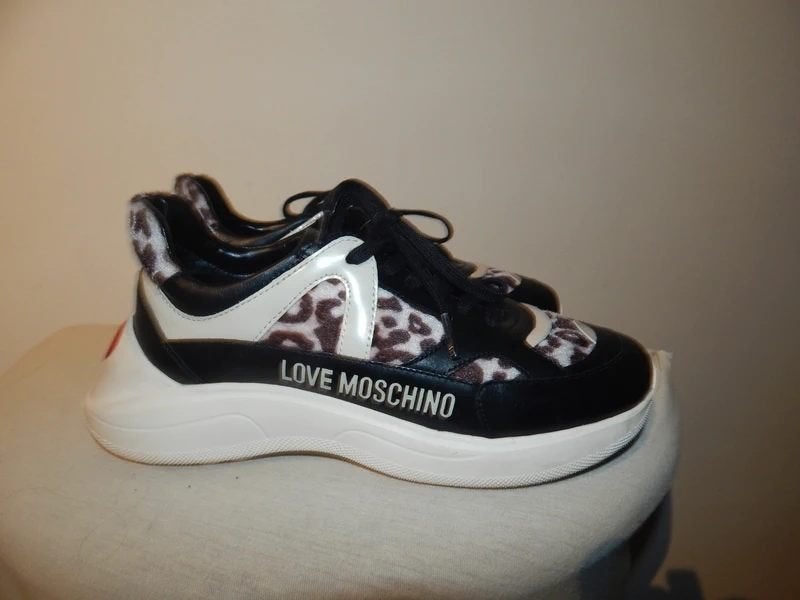 Love Moschino sneakers deels vacht print en merk 40, Kleding | Dames, Love Moschino, Overige kleuren, Verzenden, Sneakers of Gympen