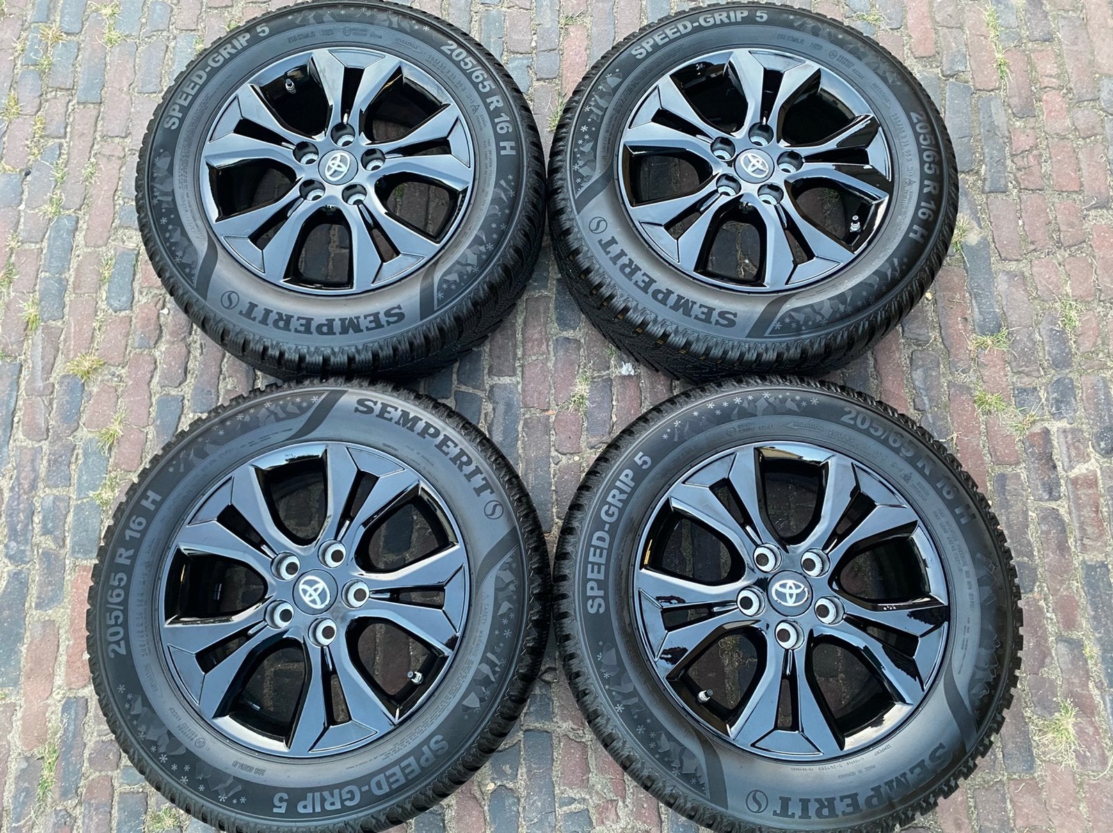 NIEUWE zwarte 16” Toyota Yaris Cross velgen + winterbanden, 16 inch, Banden en Velgen, Nieuw, 205 mm