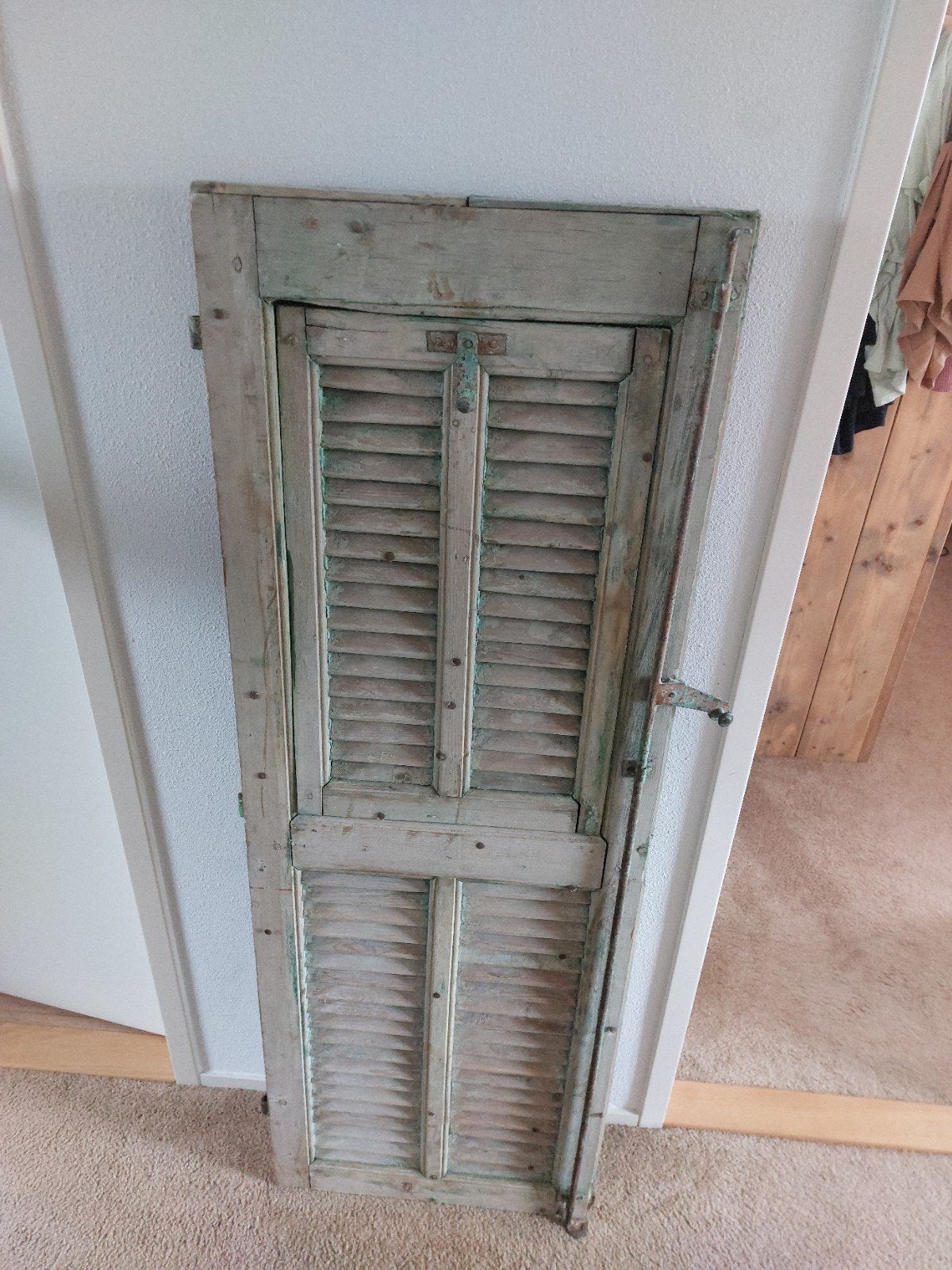 Antieke houten luik met lamellen, Ophalen