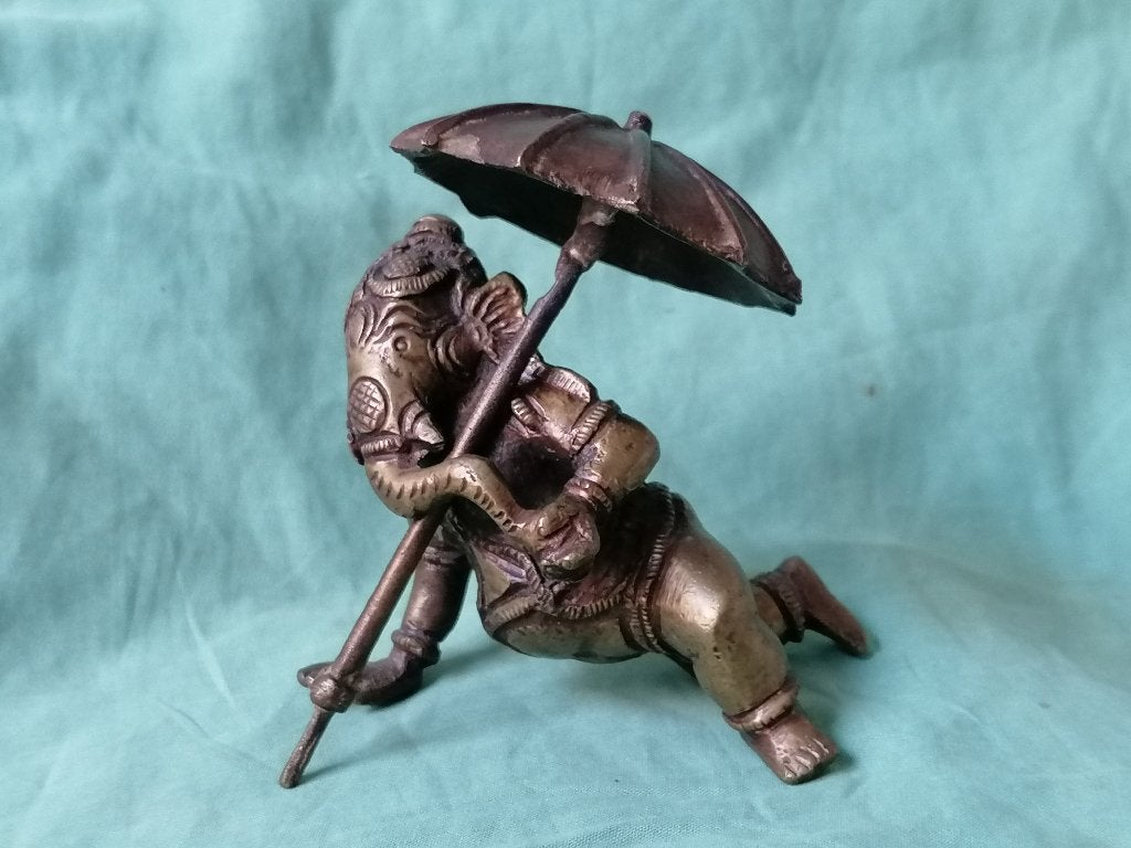 Vintage bronzen Ganesha met bronzen parasol., Antiek en Kunst, India, Handgemaakt, Ophalen of Verzenden, Brons