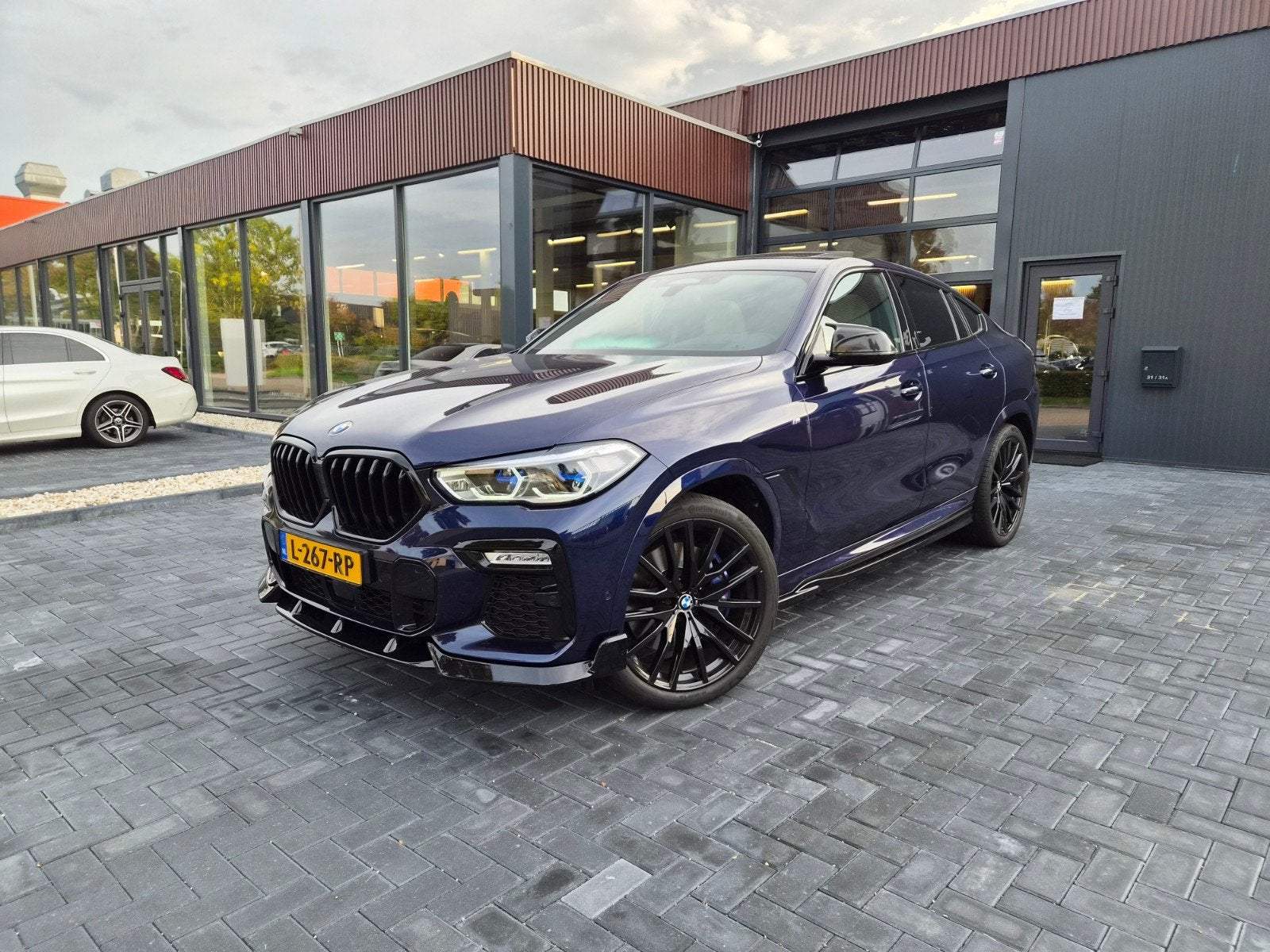 BMW X6 Xdrive40i 340pk Aut 2020 M Sport Tanzanit Blauw Lazer, Automaat, Dealer onderhouden, Beige, Blauw