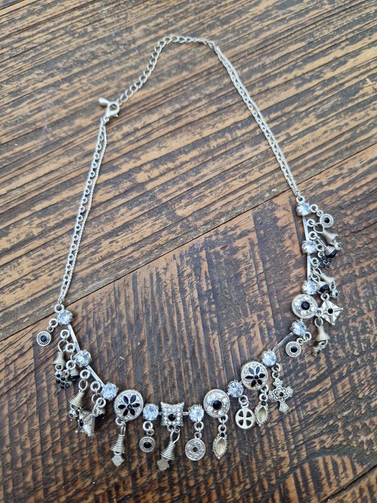 Zilverkleurige bedelketting met strass en hangers, Overige materialen, Gebruikt, Ophalen of Verzenden, Verstelbaar