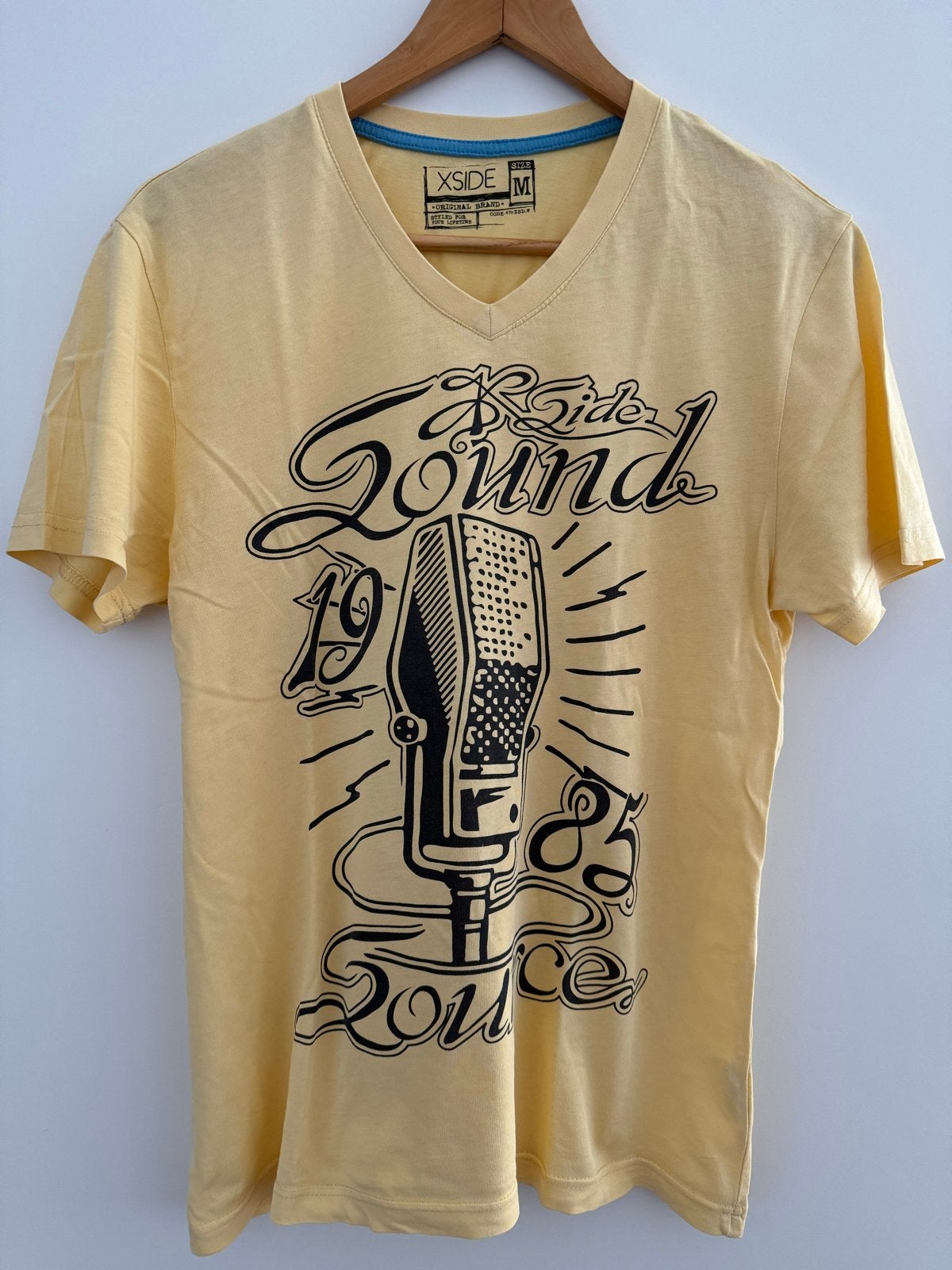 Geel T-shirt met V-hals en microfoonprint, Ophalen of Verzenden, Zo goed als nieuw, Maat 48/50 (M), Geel