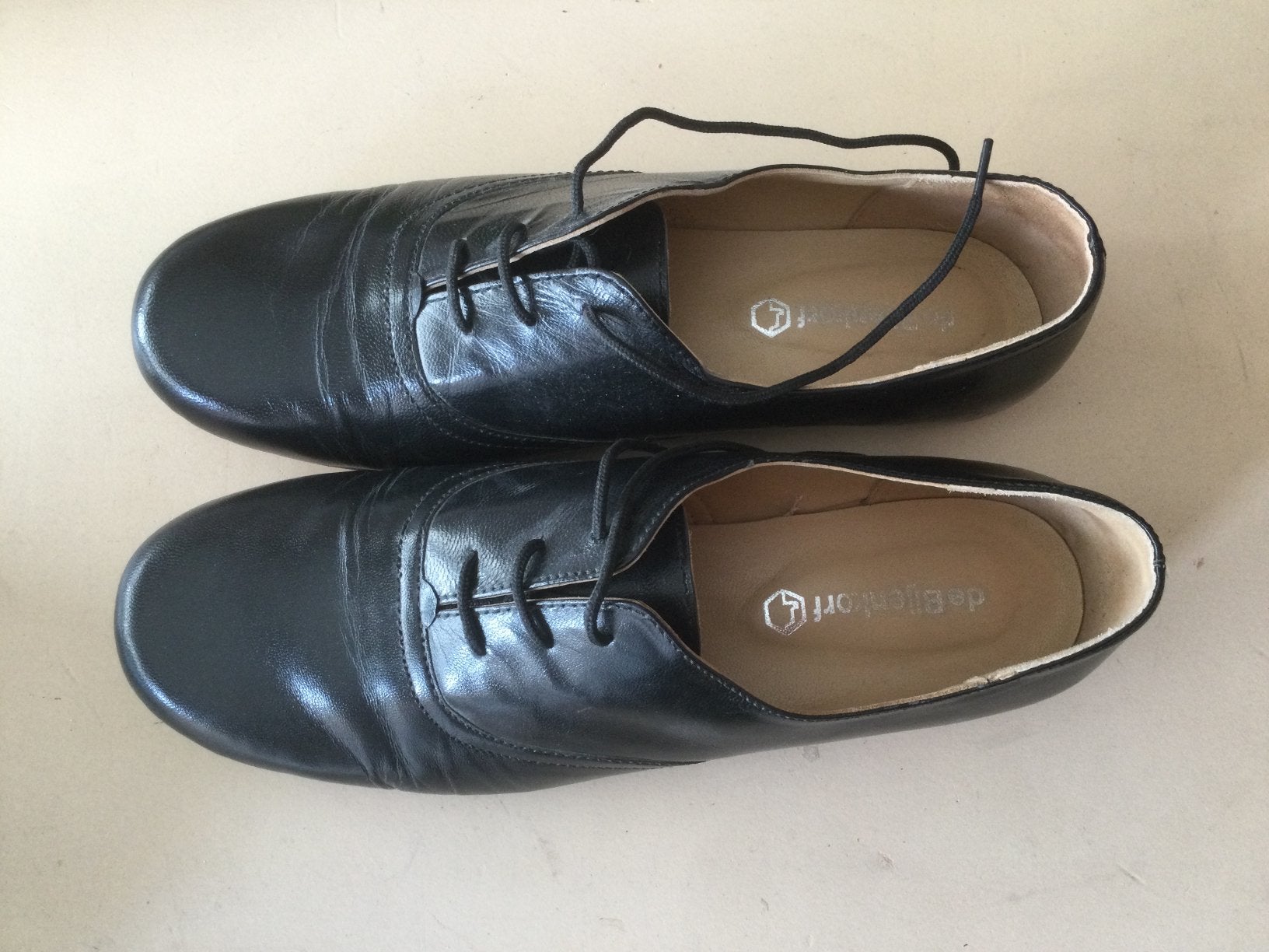 Platte, zwart leren damesschoenen - Bijenkorf - schoenen, Ophalen, Zo goed als nieuw