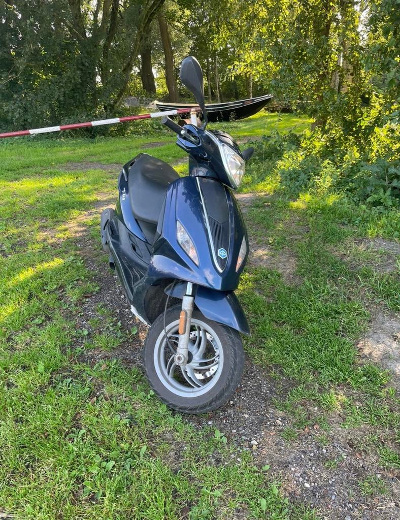Piaggio new fly, Fietsen en Brommers, Scooters | Piaggio, Gebruikt, Fly, Maximaal 45 km/u, Benzine, Ophalen of Verzenden