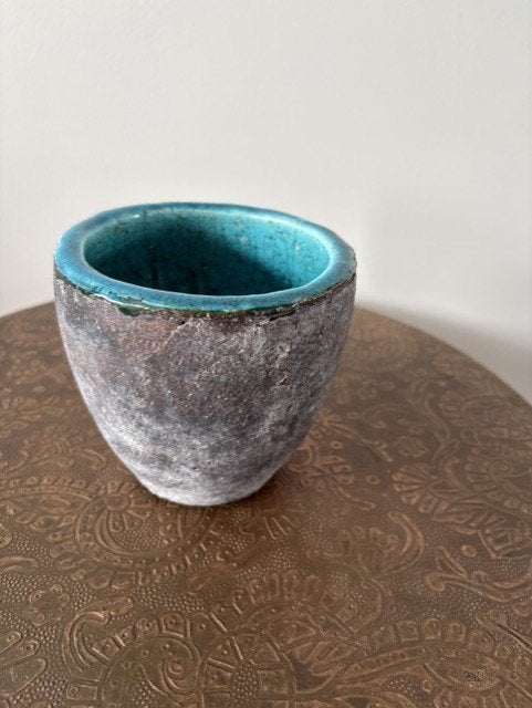 Turquoise keramieken bloempot met ruwe structuur, Ophalen, Rond, Binnen, Zo goed als nieuw