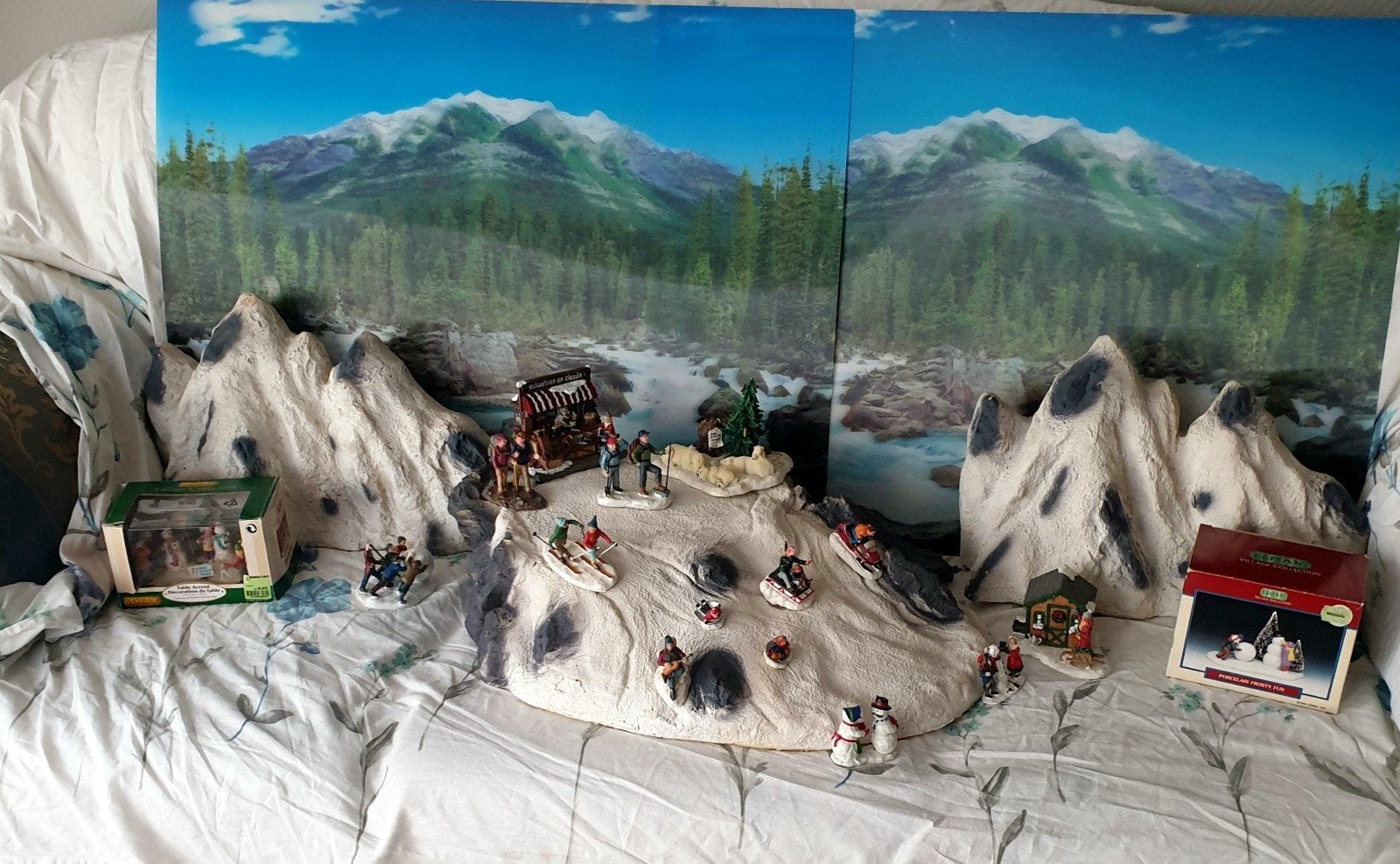 lemax bergen miniaturen schaatsbaan posters enz, Diversen, Ophalen