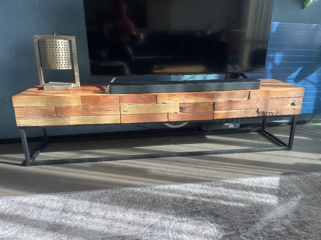 Mango houten tv-meubel met ijzeren onderstel – 3 lades, Ophalen, 150 tot 200 cm, Zo goed als nieuw, 25 tot 50 cm