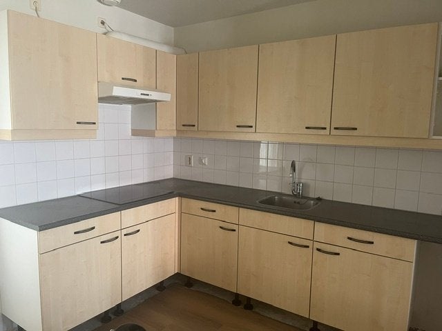 eenvoudige keuken, Ophalen, Gebruikt, Geel, Hoekkeuken
