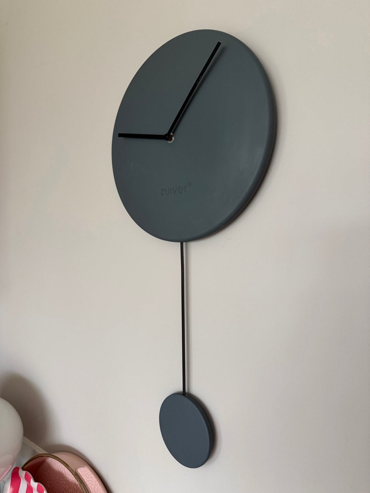 Moderne Zuiver wandklok ‘Minimal’ met slinger - Grijs, Ophalen, Zo goed als nieuw, Wandklok