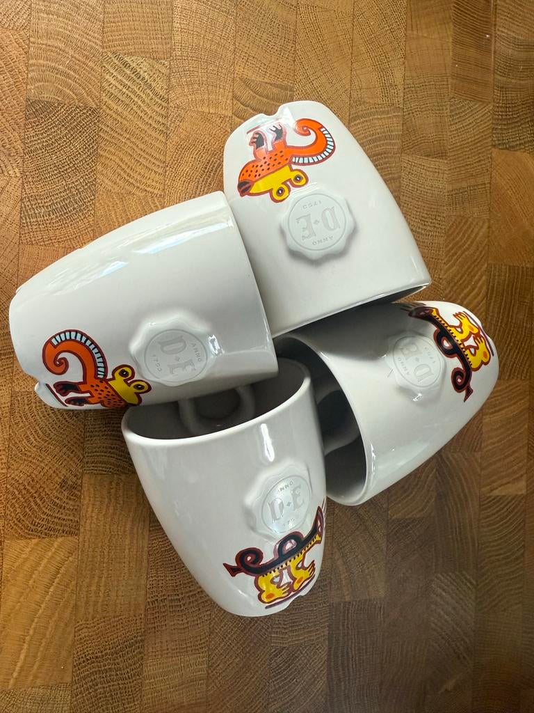 4 D.E. koffiekopjes met vrolijke print, Gebruikt, Keramiek, Ophalen of Verzenden, Overige stijlen