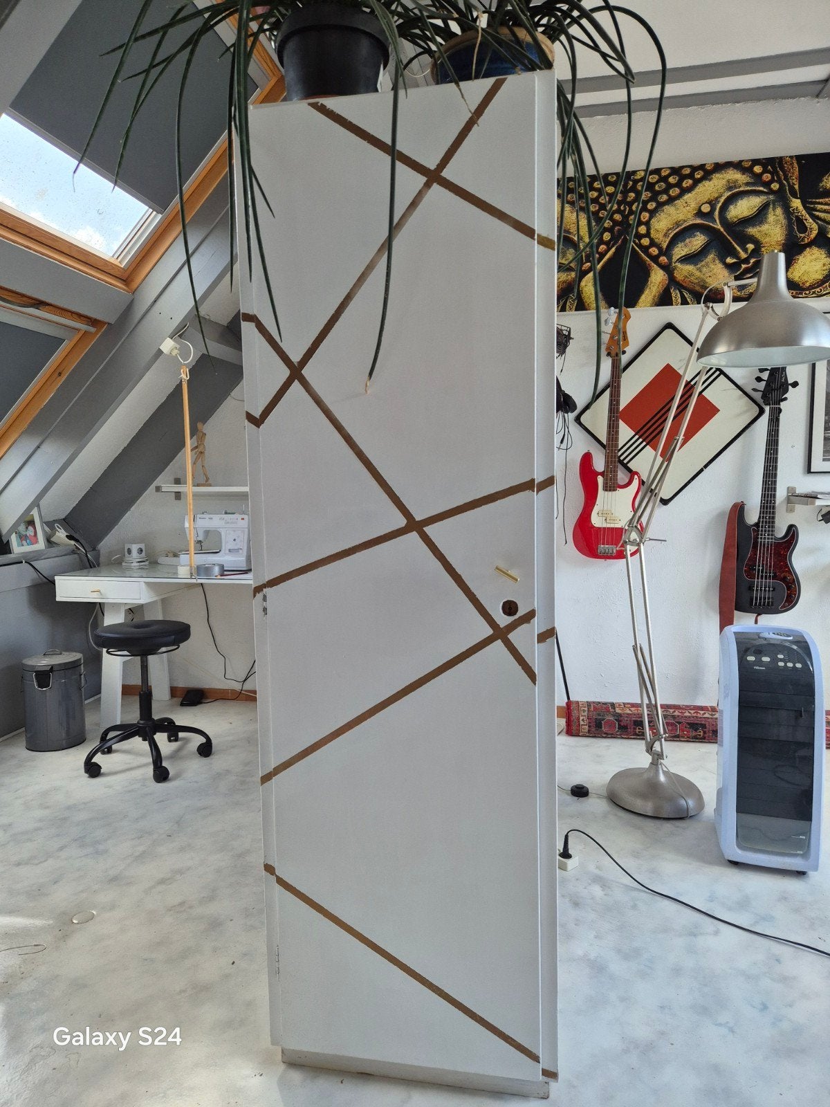 Hoge smalle kast met uniek design en USB-kabelgat, Ophalen, Minder dan 50 cm, Gebruikt, 200 cm of meer