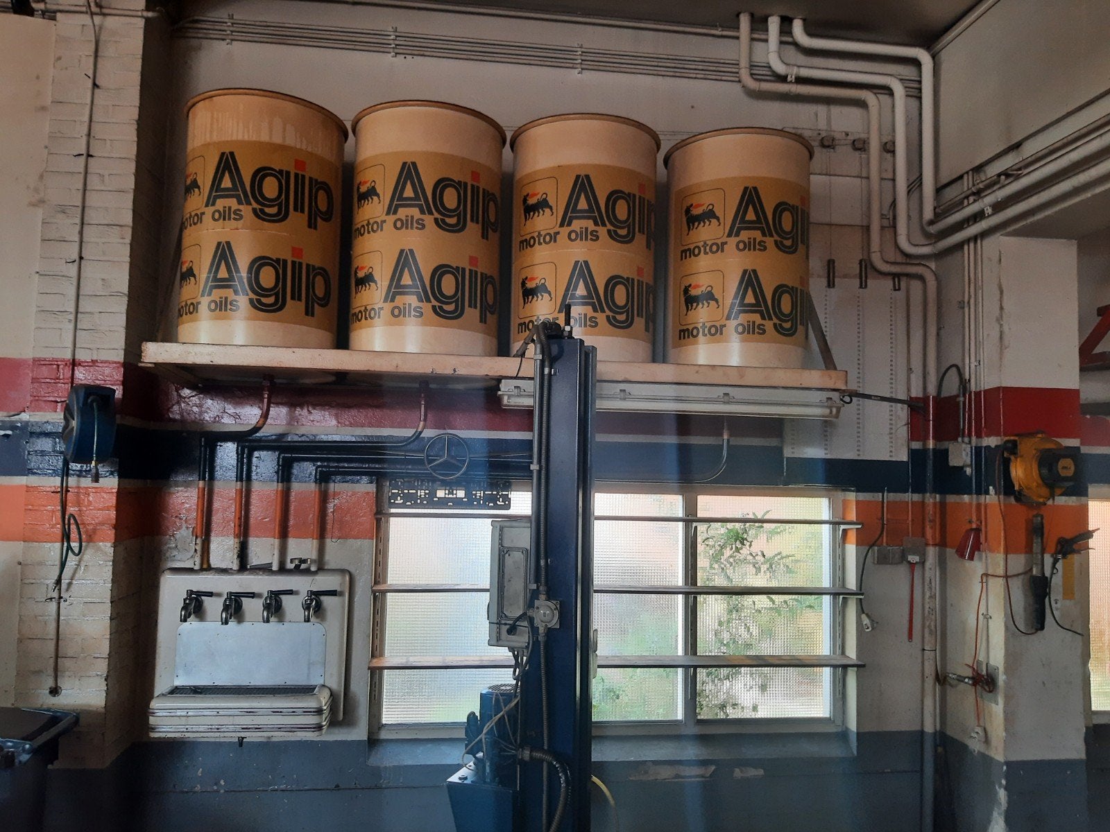 Vintage Agip Motorolie Vaten - Decoratie Garage/Mancave, Verzamelen, Ophalen of Verzenden, Gebruikt, Auto's