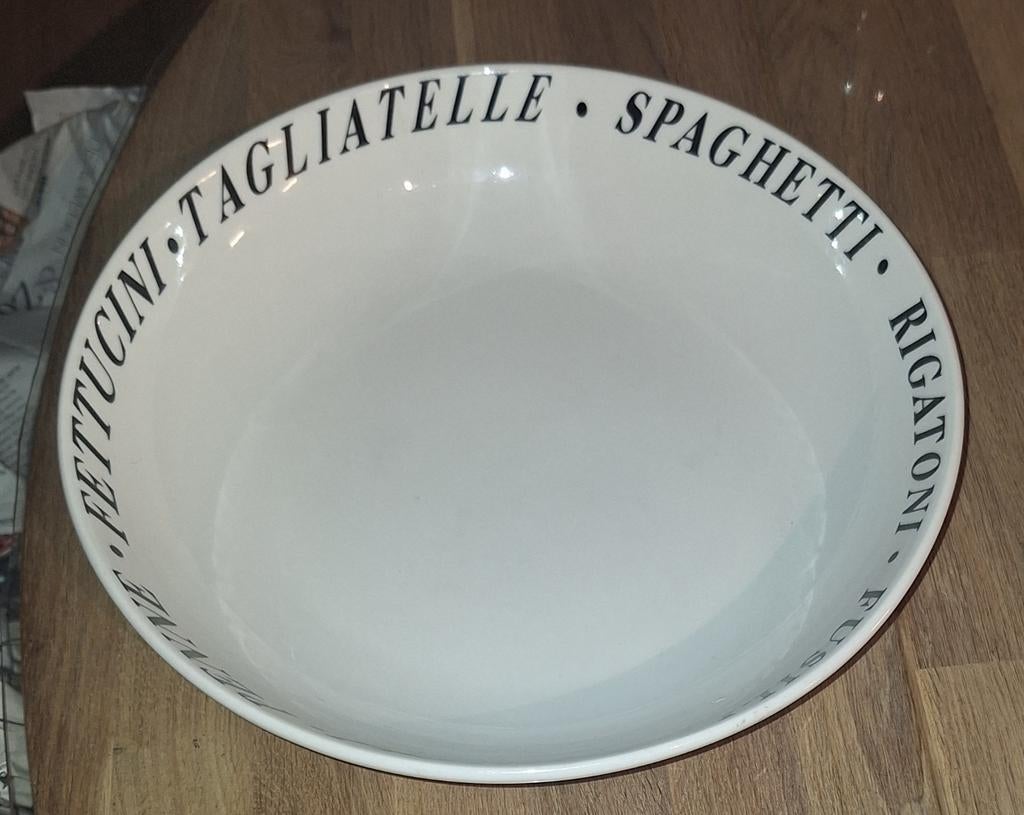 Grote witte schaal met pasta namen, Ophalen