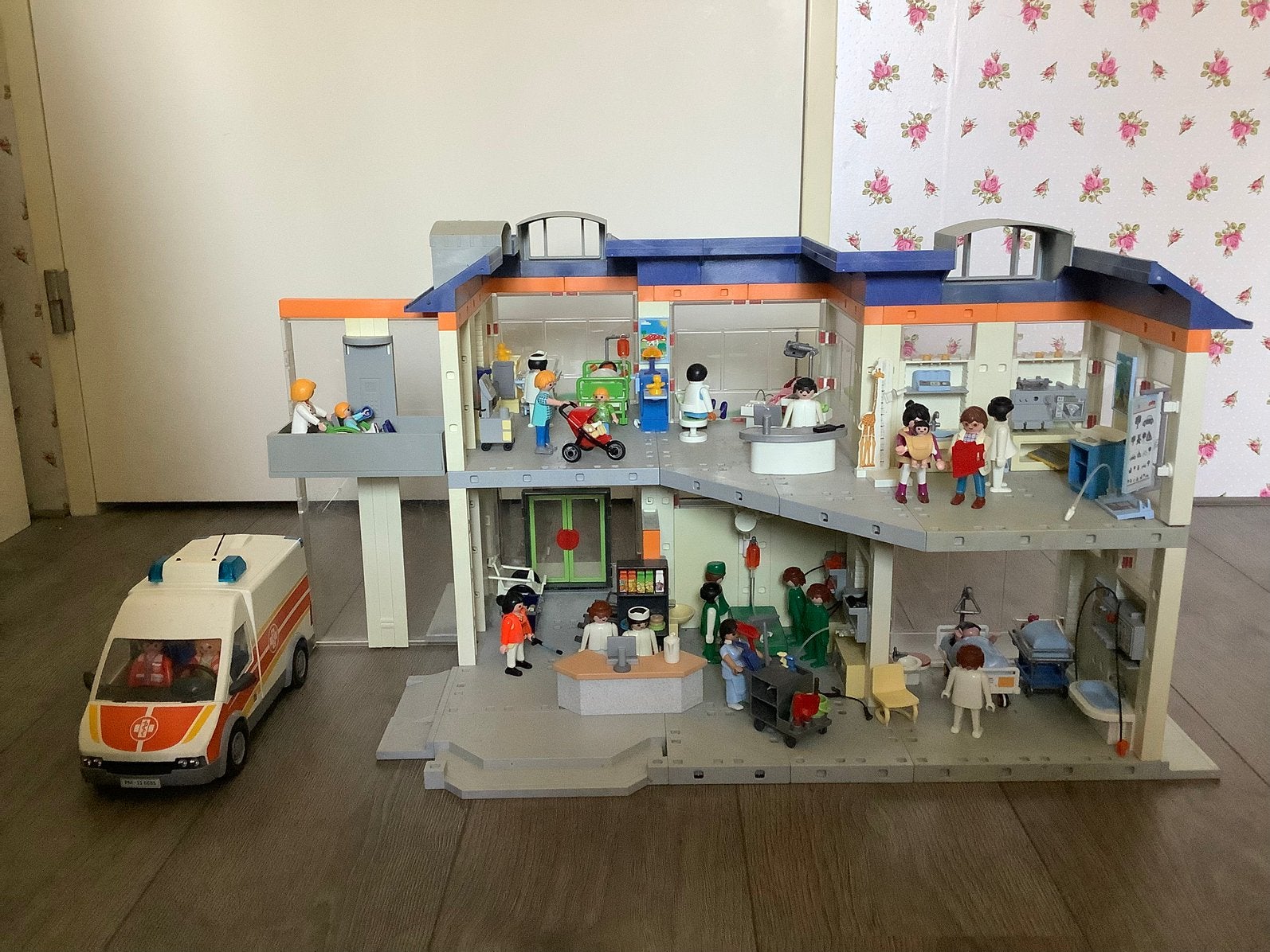 Playmobil ziekenhuis 4404 incl ambulance en accessoires, Gebouw, Complete set, Ophalen of Verzenden, Zo goed als nieuw
