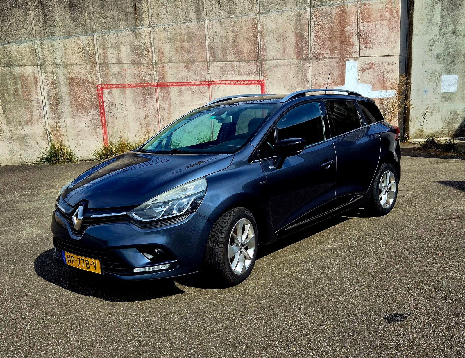 Renault Clio 1.2 TCE 87KW Estate 2017 Grijs, Auto's, Voorwielaandrijving, 118 pk, 4 cilinders, 620 kg