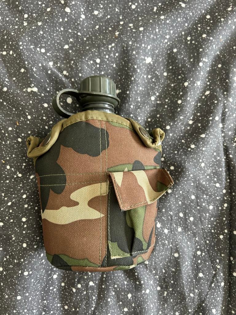 Militaire veldfles met camouflage hoes - Fosco Industries, Ophalen of Verzenden, Overige soorten, Overige gebieden, Overige typen