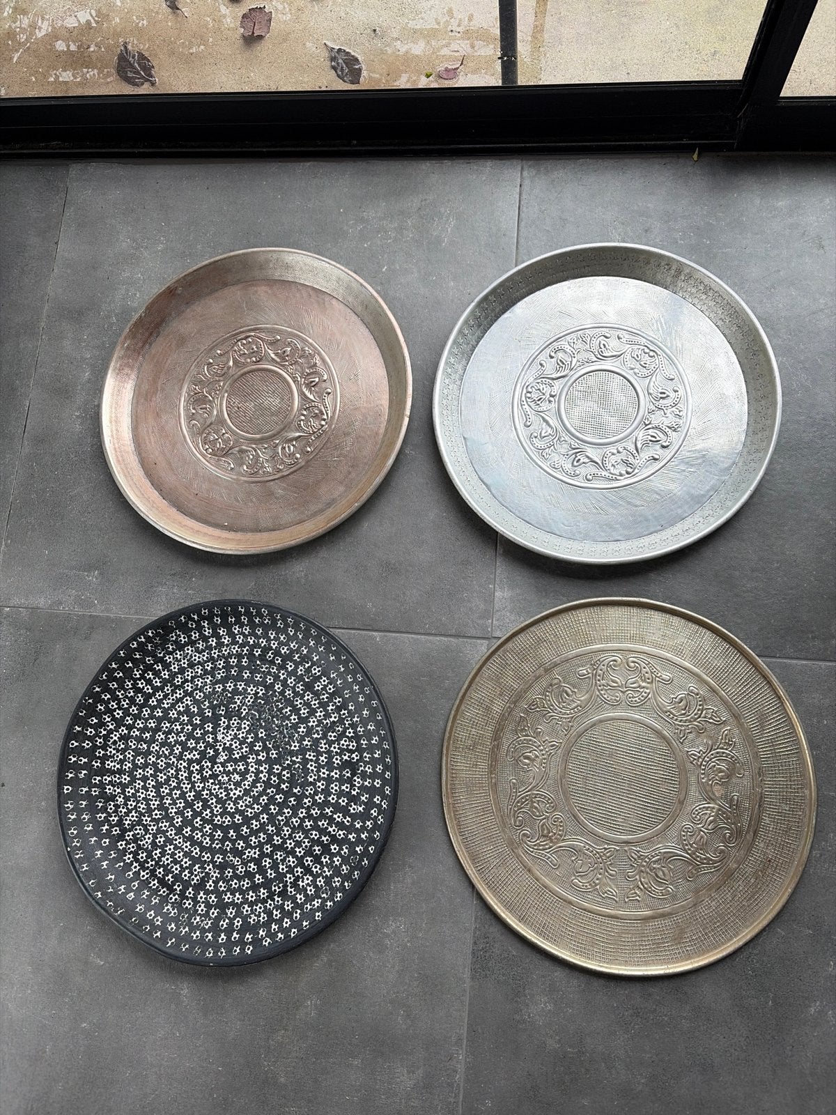 Set van 4 decoratieve schalen - Metaal en Keramiek, Ophalen, Schaal, Rond, Zo goed als nieuw