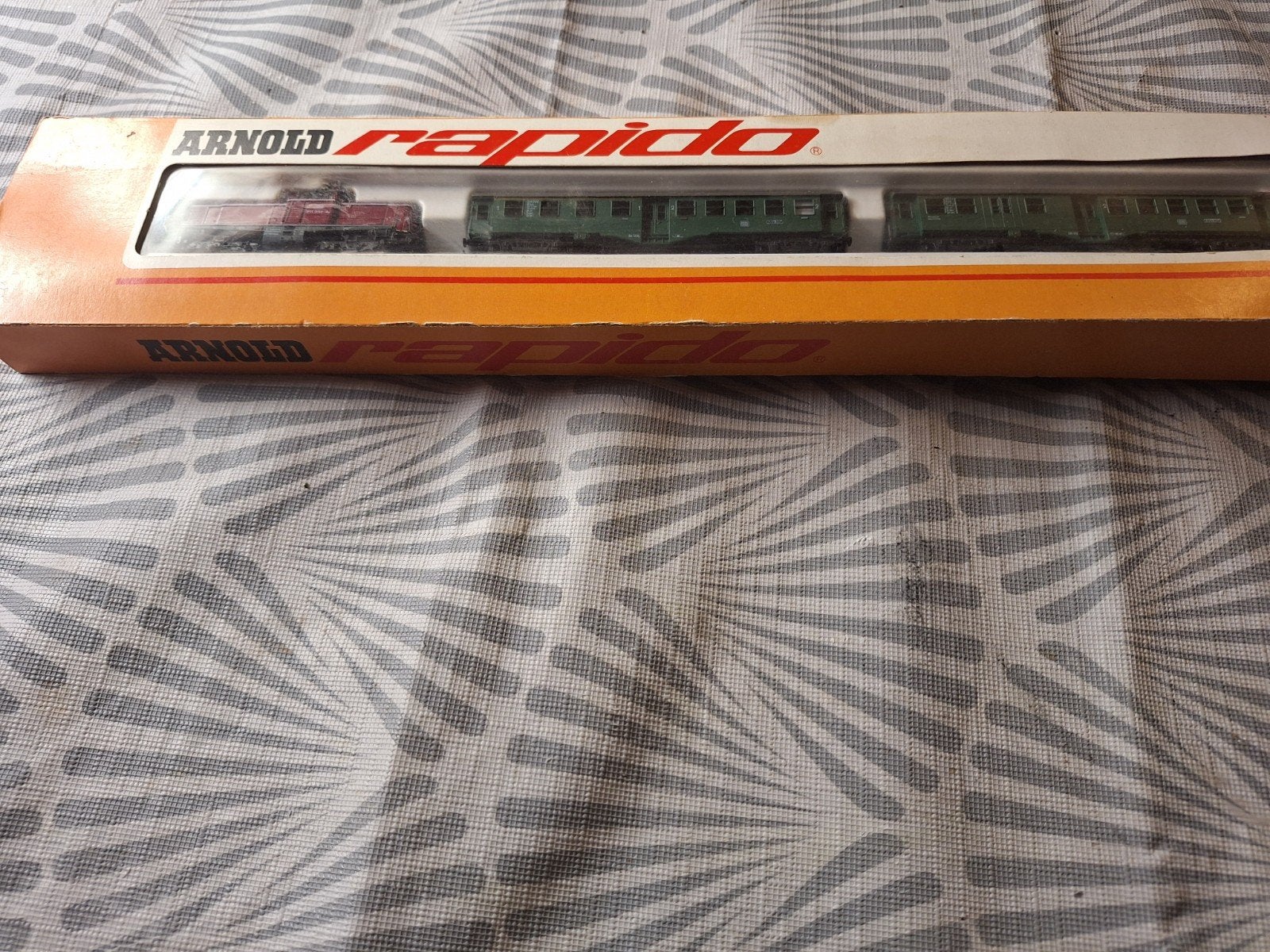 arnold rapido n spoor locomotief met reizerswagon, Arnold, Ophalen of Verzenden, Zo goed als nieuw, Analoog