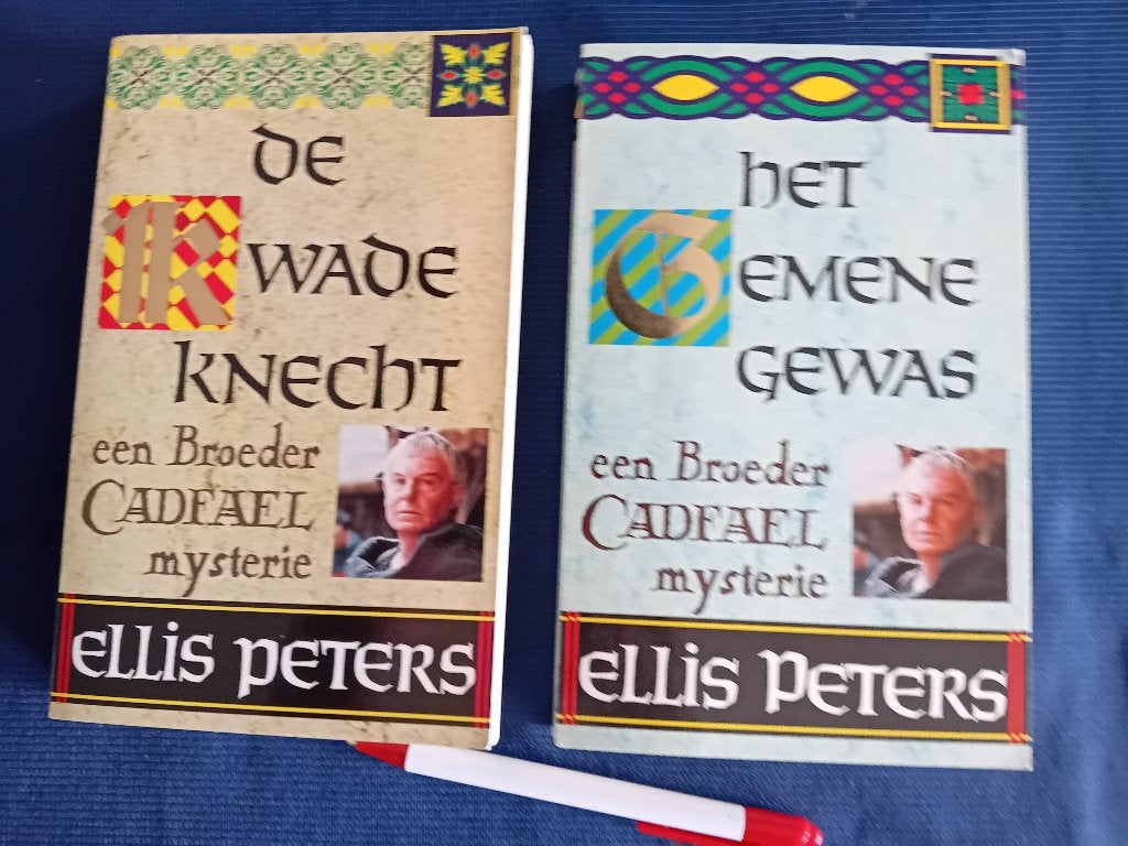 2 x Ellis Peters. Een Broeder Cadfael Mysterie, Ophalen of Verzenden, Gelezen