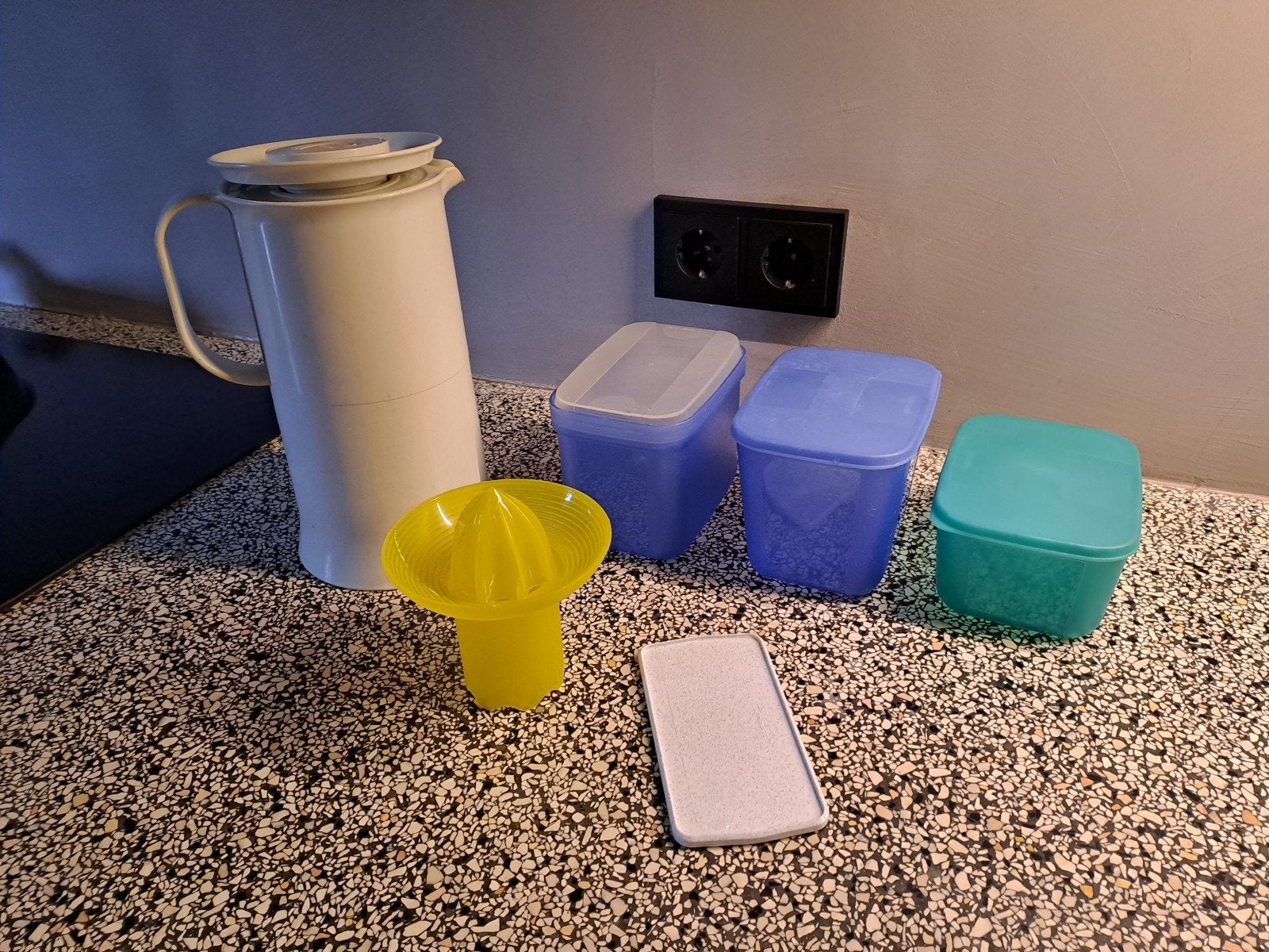 Tupperware set: thermoskan, citruspers en bewaarbakjes, Ophalen of Verzenden, Gebruikt, Groen, Beker of Kan