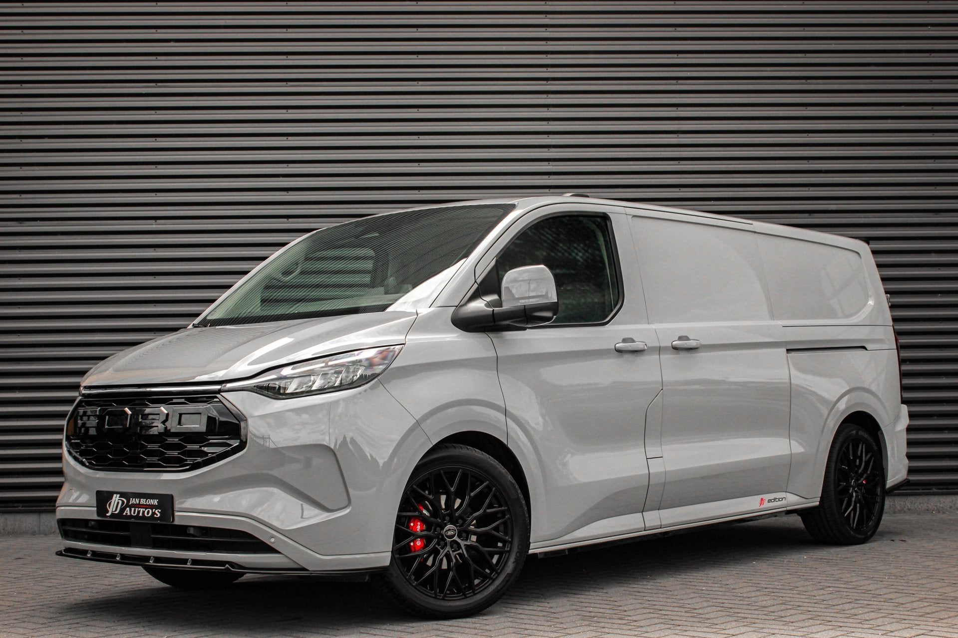 Ford E-Transit Cust. 340 L2H1 Limited 71 kWh 218PK / JB- EDI, Auto's, Automaat, Dealer onderhouden, Achterwielaandrijving, Zwart