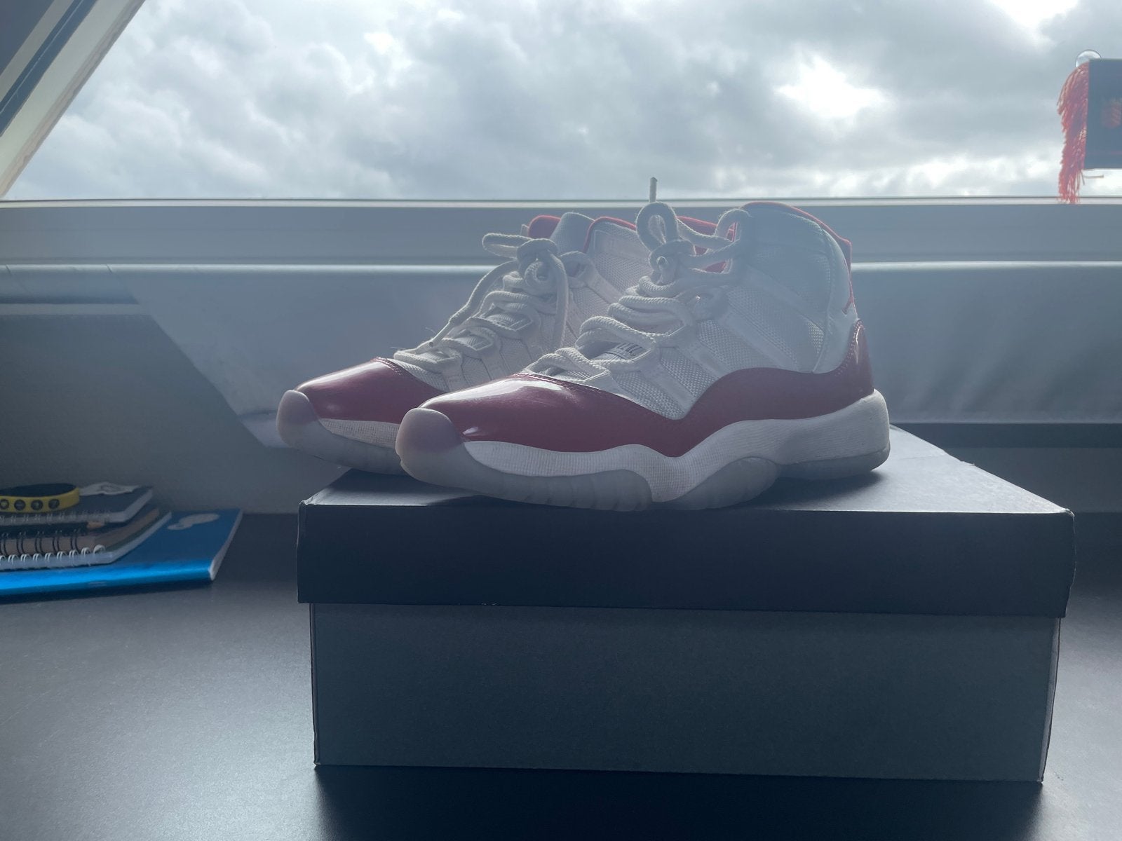 Air Jordan 11 Retro (GS) - Wit/Rood, Ophalen of Verzenden, Zo goed als nieuw, Wit, Sneakers of Gympen