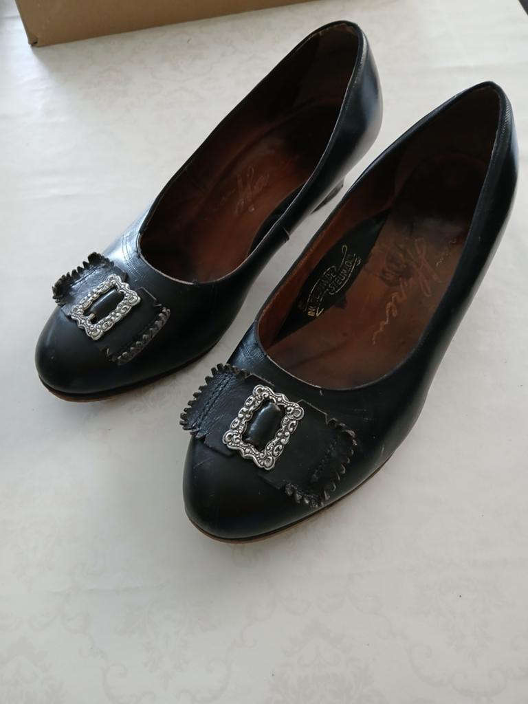 Zwarte schoenen met strikjes - Staphorster klederdracht, Antiek en Kunst, Ophalen of Verzenden, Dames