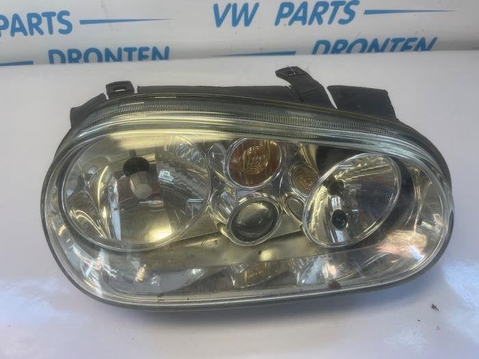 Koplamp rechts van een Volkswagen Golf