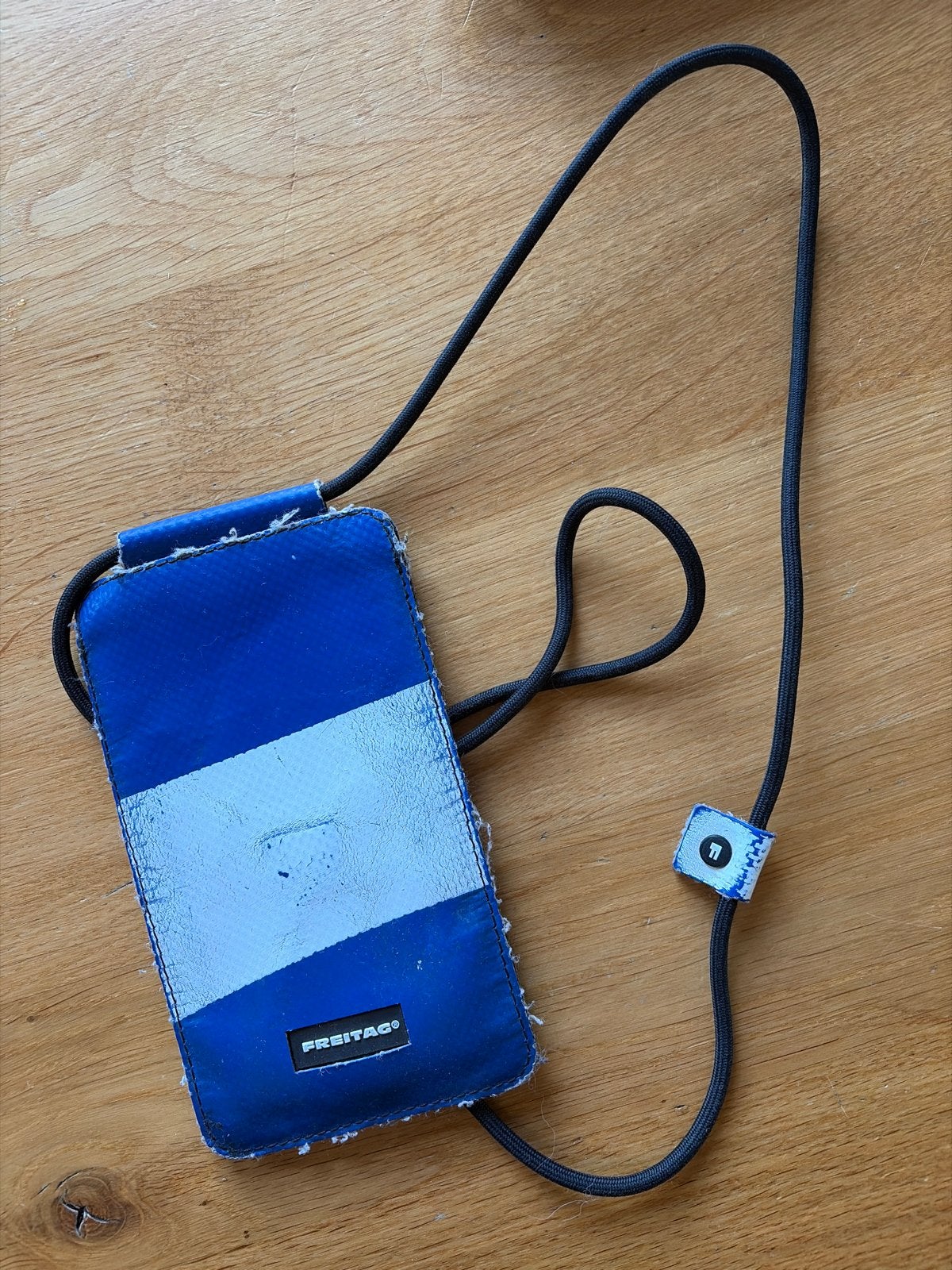 Freitag telefoonhoesje blauw/wit met koord iphone 13, Ophalen of Verzenden, Gebruikt, Hoesje of Tasje