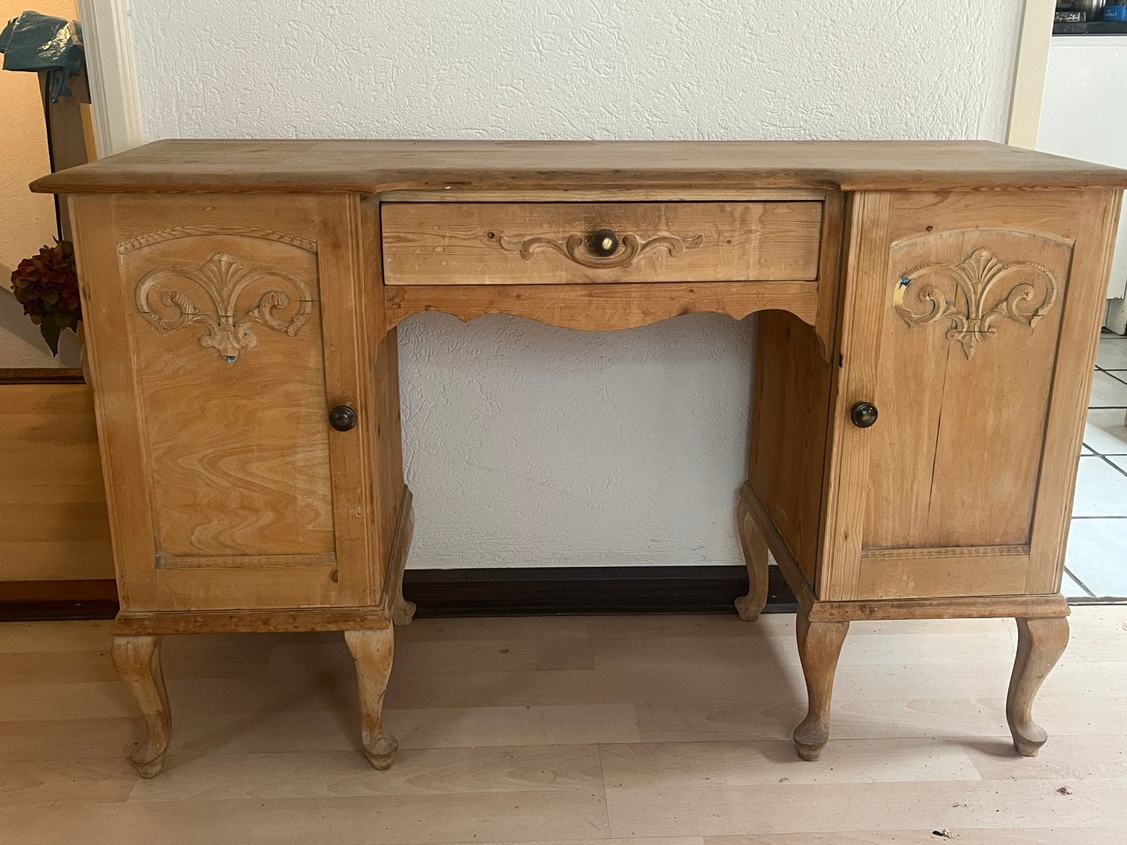 Brocante bureautje met brocante stoel, Huis en Inrichting, Gebruikt, Ophalen of Verzenden, Grenenhout, 25 tot 50 cm