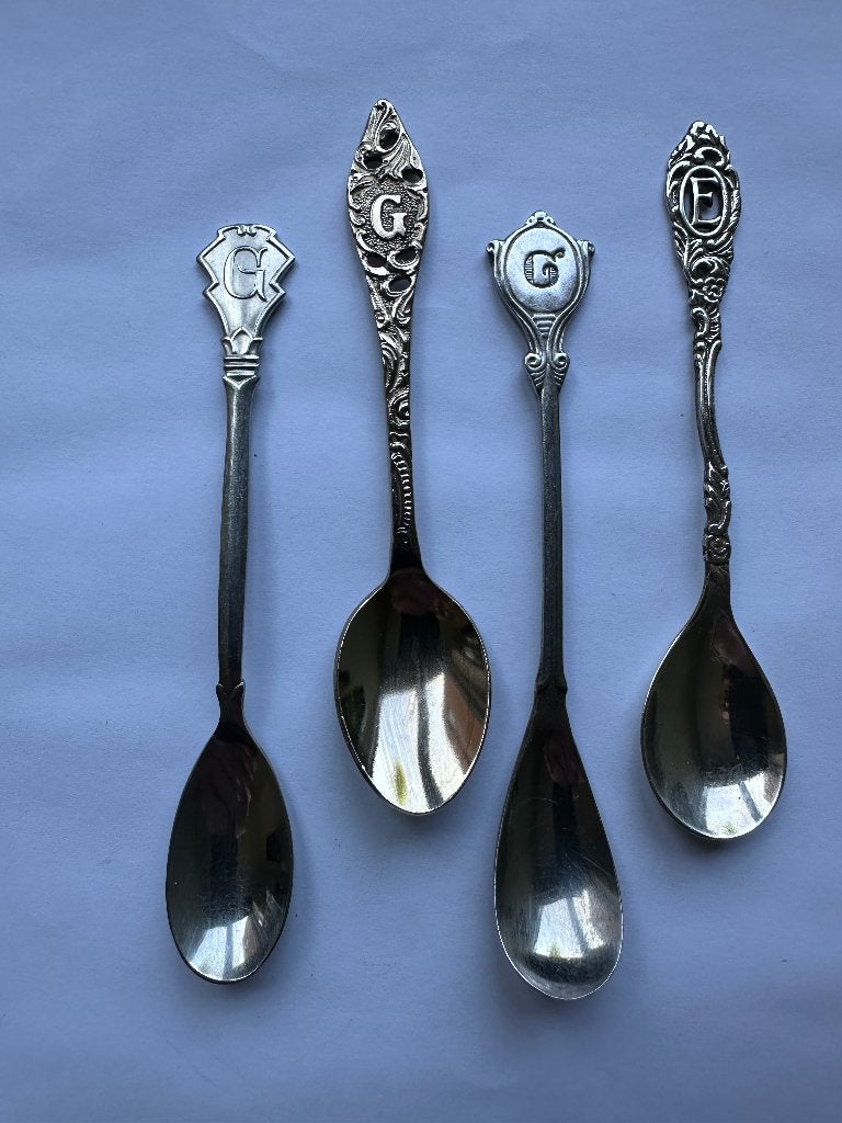 4 letter lepeltjes G en E. Theelepeltje lepel. v Nelle., Antiek en Kunst, Ophalen of Verzenden