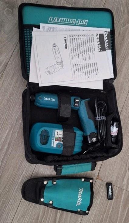 Makita 7.2V TD020D Schroevendraaier met oplader, tas houder, Ophalen of Verzenden, Gebruikt, Minder dan 400 watt, Boor- en Schroefmachine