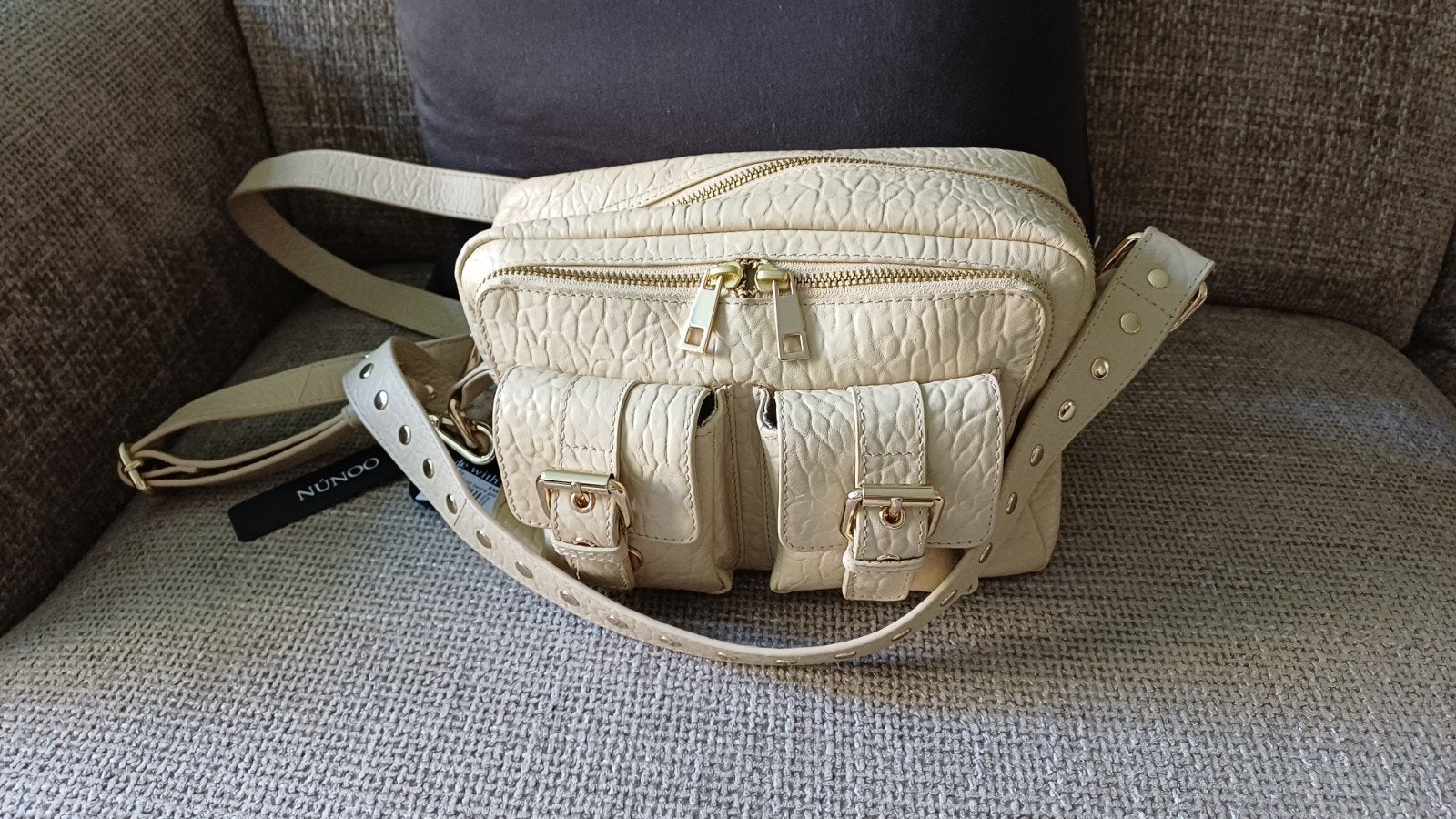 Nunoo Ellie leren tas in zandkleur met gouden studs, Verzenden, Gebruikt, Overige kleuren, Handtas