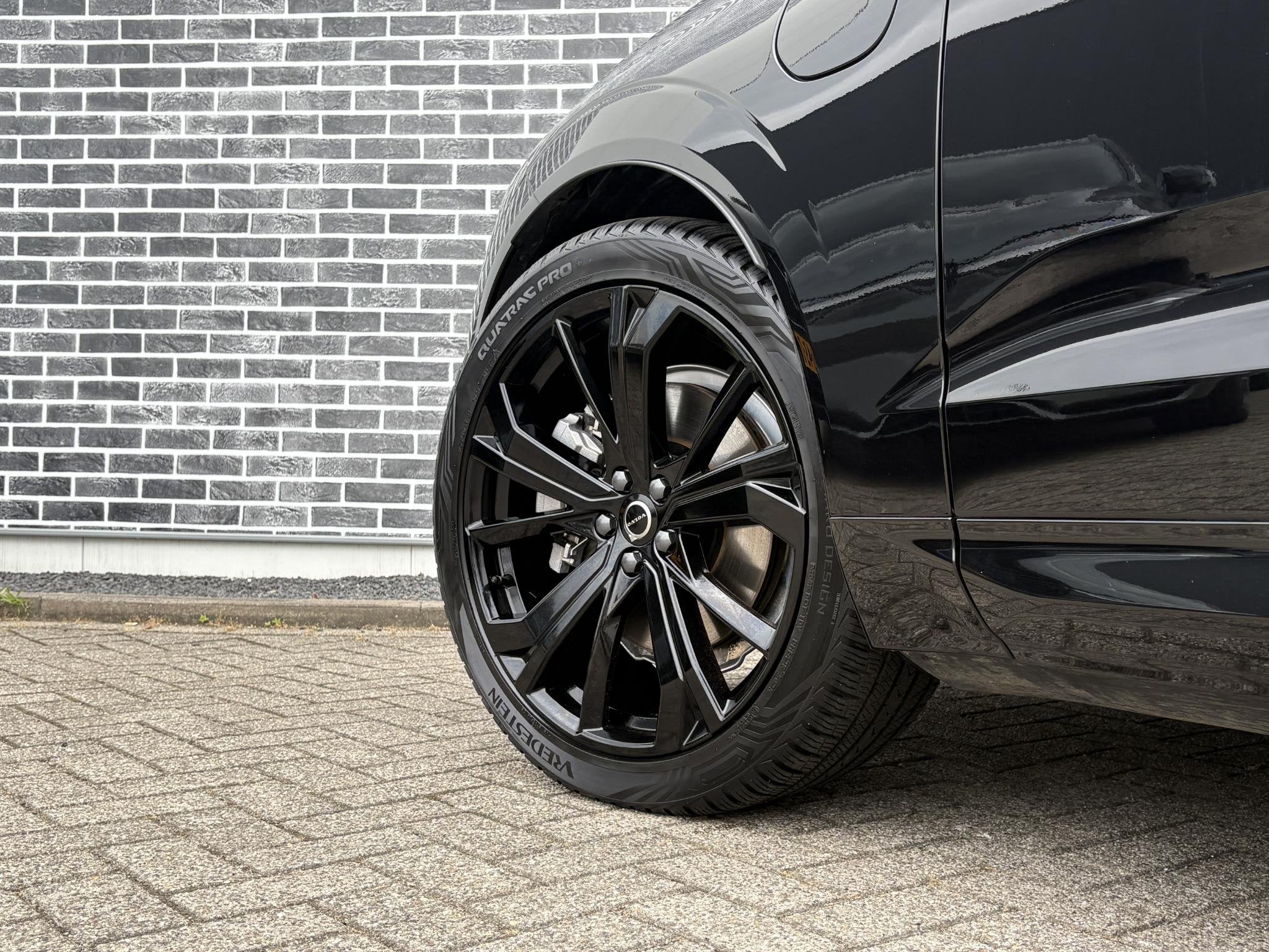 Volvo XC60 2.0 T6 Plug-in Hybrid AWD Ultra Black Edition | P, Auto's, Gebruikt, Euro 6, 4 cilinders, Zwart