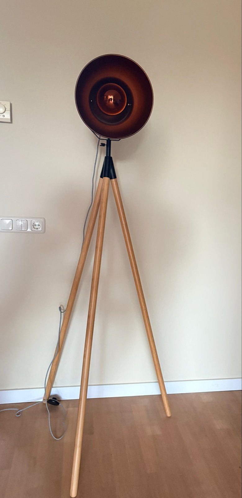 Moderne vloerlamp met houten statief en zwarte kap, Ophalen of Verzenden, Zo goed als nieuw, Hout, 150 tot 200 cm