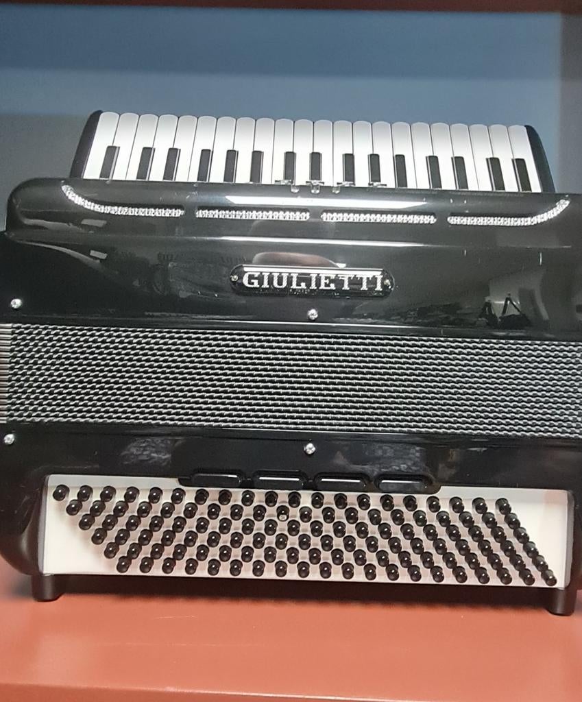 Giulietti accordeon, Muziek en Instrumenten, Zo goed als nieuw, Met koffer, 120-bas, Ophalen
