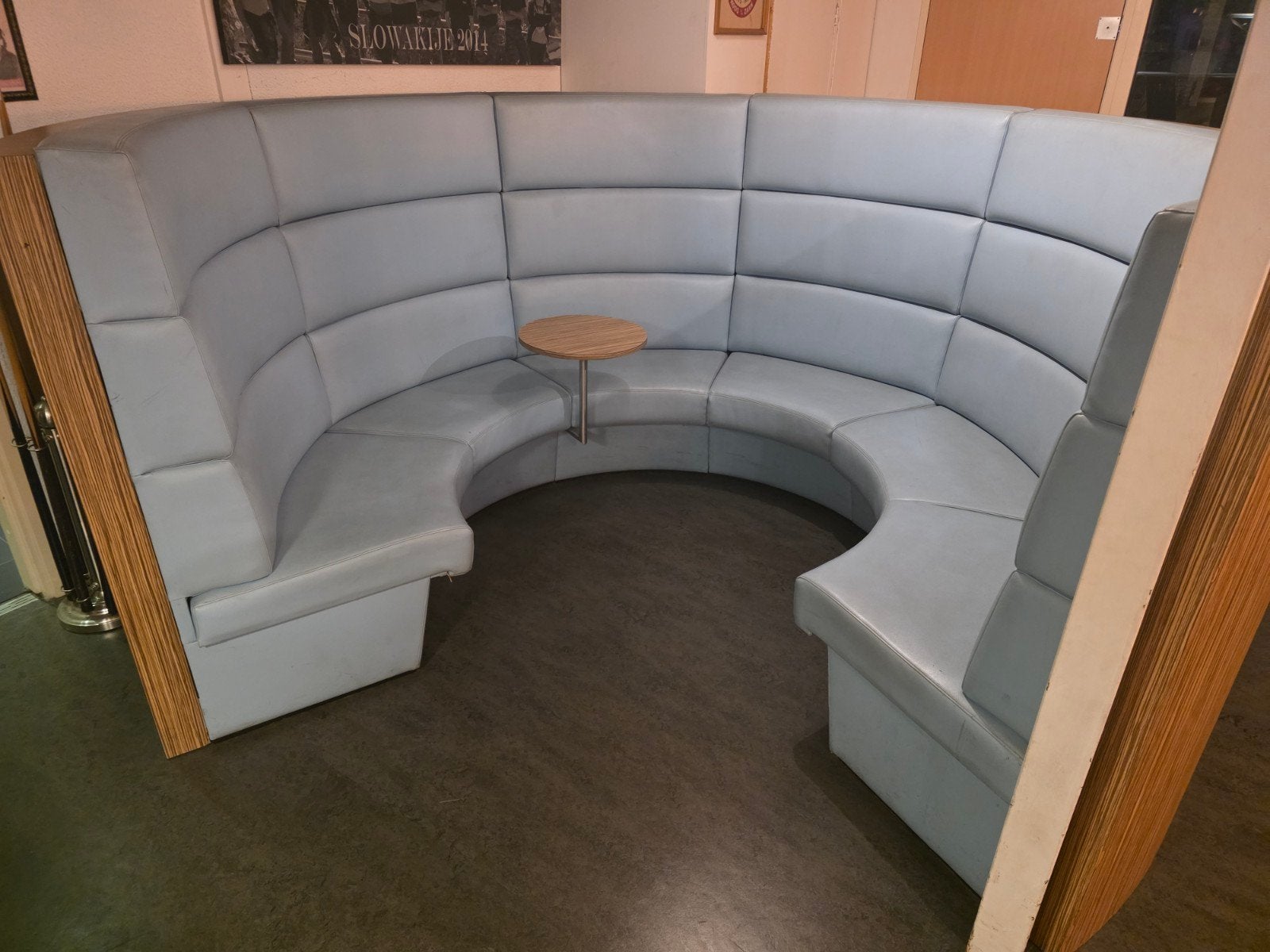 Gratis: Grote ronde bank met tafel - Ideaal voor horeca, Ophalen, Gebruikt, Modern, Horeca, 300 cm of meer