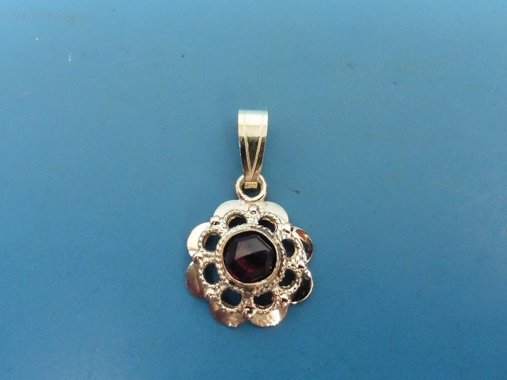 Gouden hanger met granaat                                G90, Gebruikt, Overige voorstellingen, ., Ophalen of Verzenden