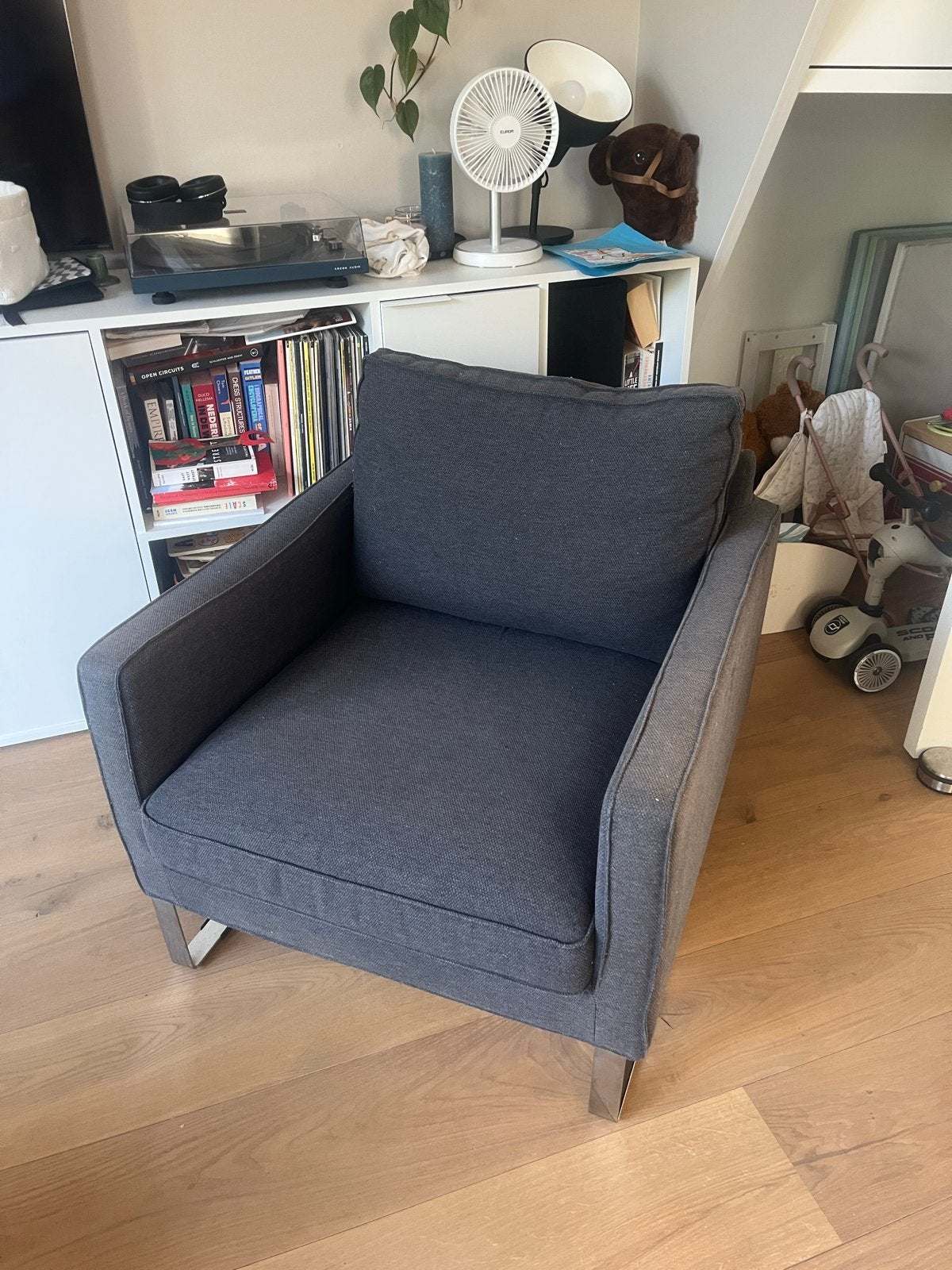 Comfortabele donkergrijze fauteuil ikea mellby metalen poten, Ophalen, Gebruikt, Stof, 75 tot 100 cm