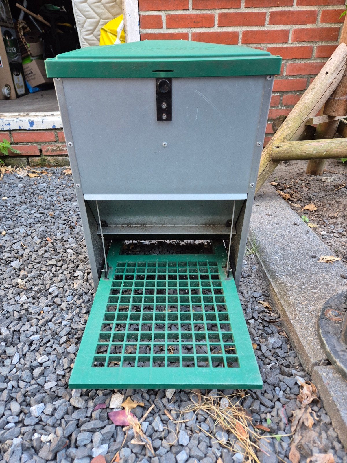 voederbak, trapbak voor kippen, Ophalen, Drinken en Voederen