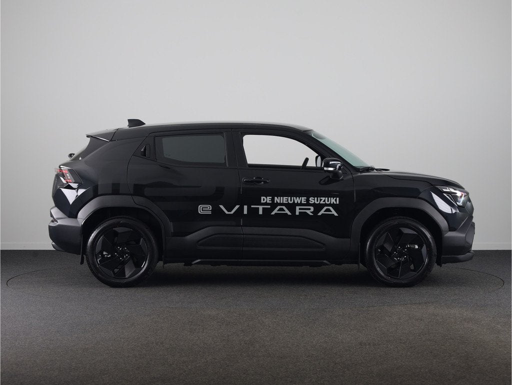 Suzuki e Vitara Select 61 kWh *DEMO* (bj 2026, automaat), 12 maanden, Stof, Zwart, Origineel Nederlands