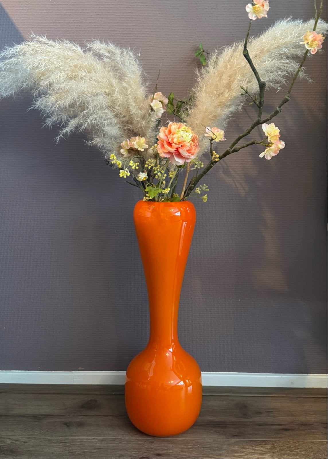Grote oranje vaas met decoratie, Huis en Inrichting, Ophalen, Inclusief decoratie, Oranje, Glas