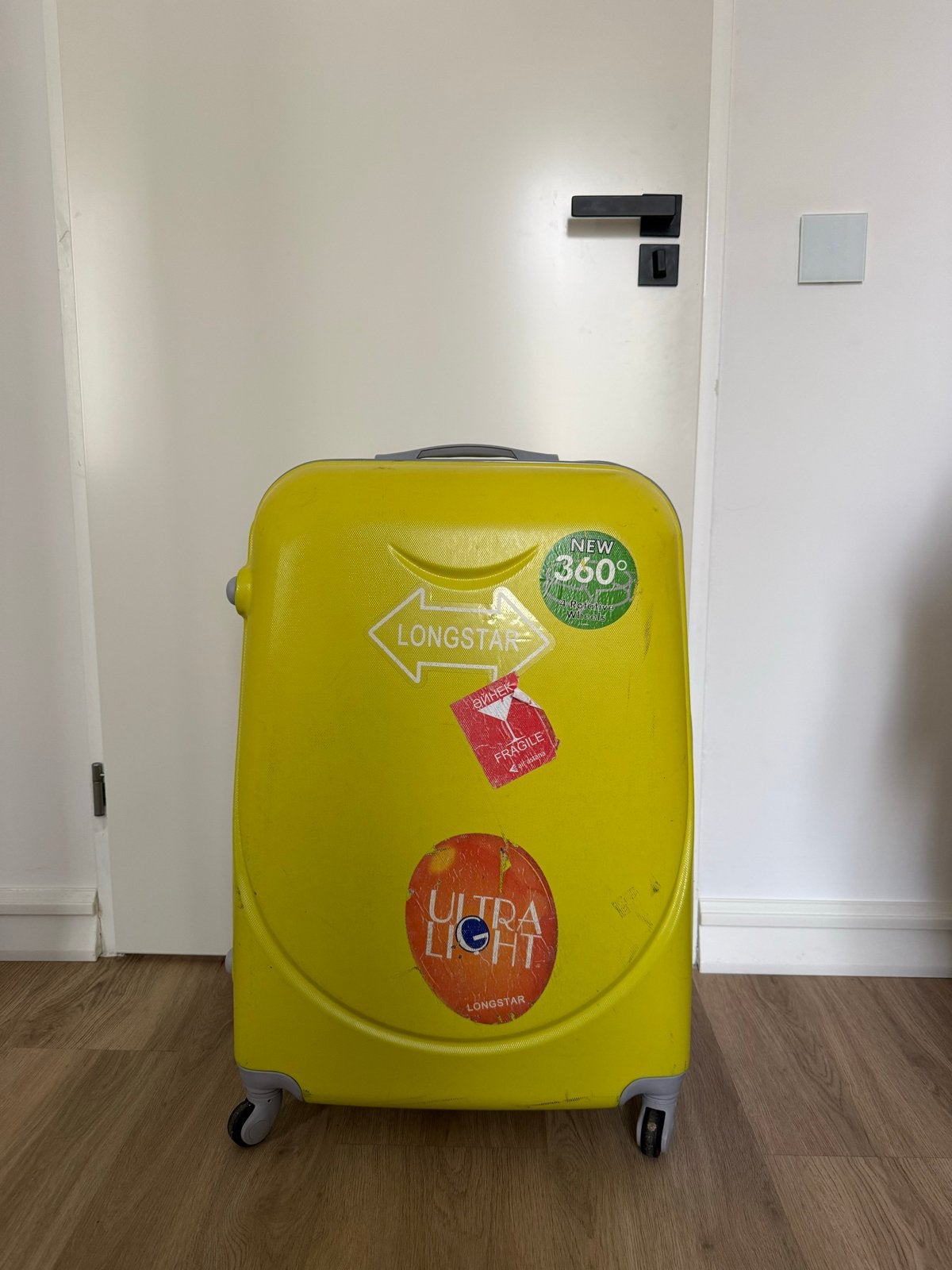 Grote gele koffer met wieltjes en slot, Gebruikt, Hard kunststof, 45 tot 55 cm, Slot