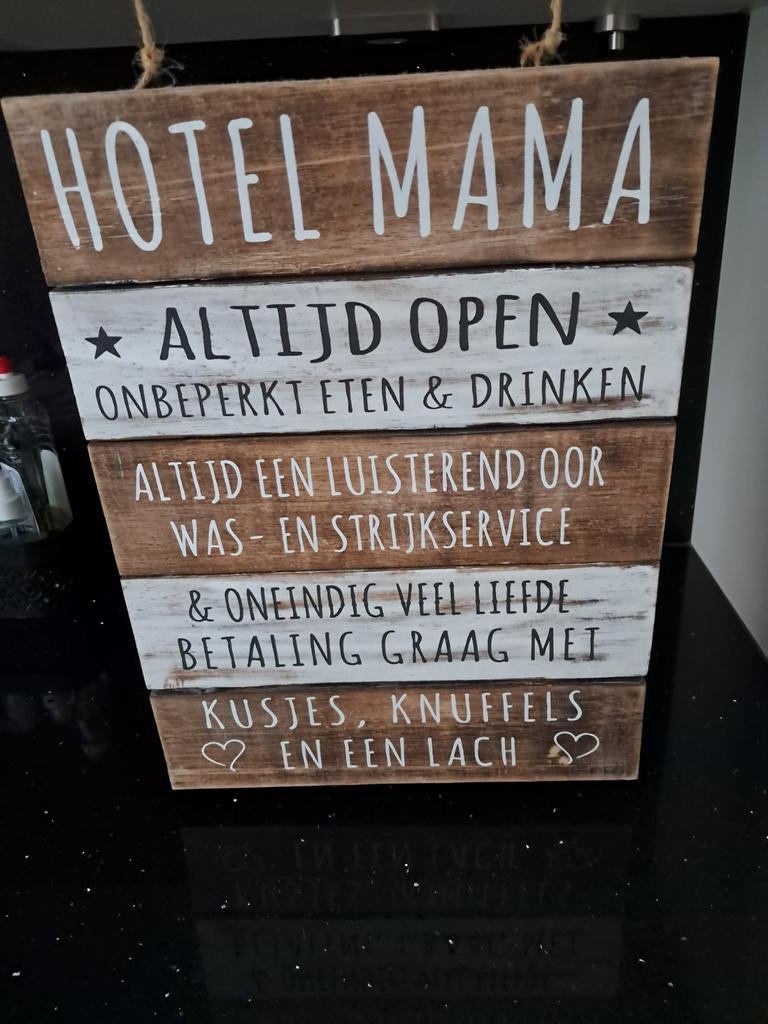 Houten ophangbord 'Hotel Mama' met leuke tekst, Ophalen of Verzenden, Nieuw