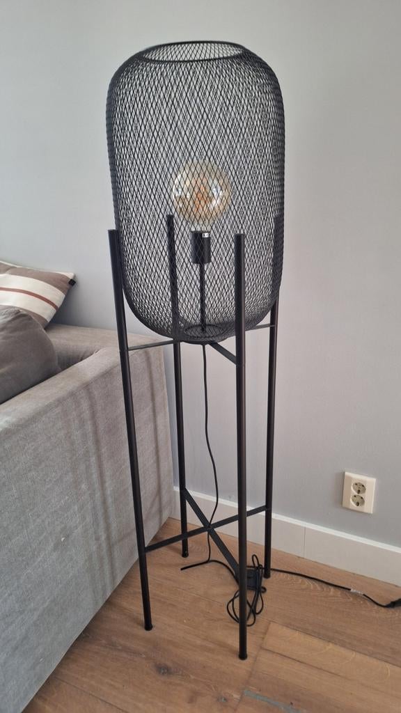 Moderne zwarte vloerlamp met gaasdesign, Ophalen, Modern, Industrieel, 100 tot 150 cm, Zo goed als nieuw