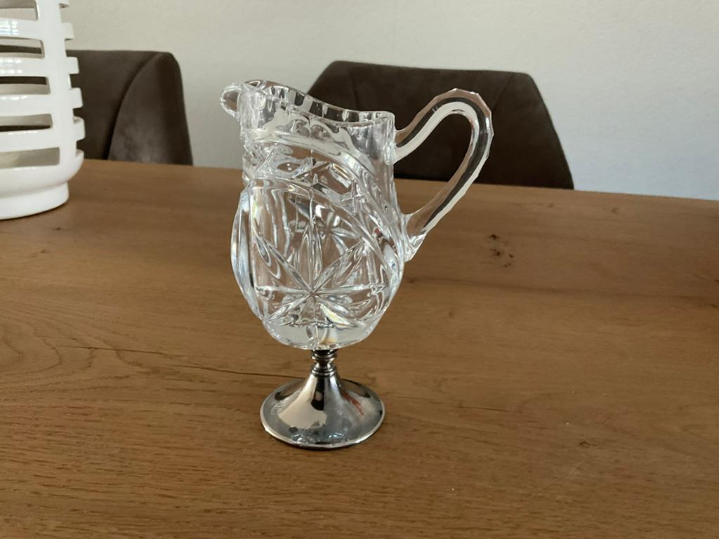 Kristallen melkkannetje met verzilverd voetje , ipstaat, Antiek en Kunst, Antiek | Glas en Kristal, Ophalen of Verzenden