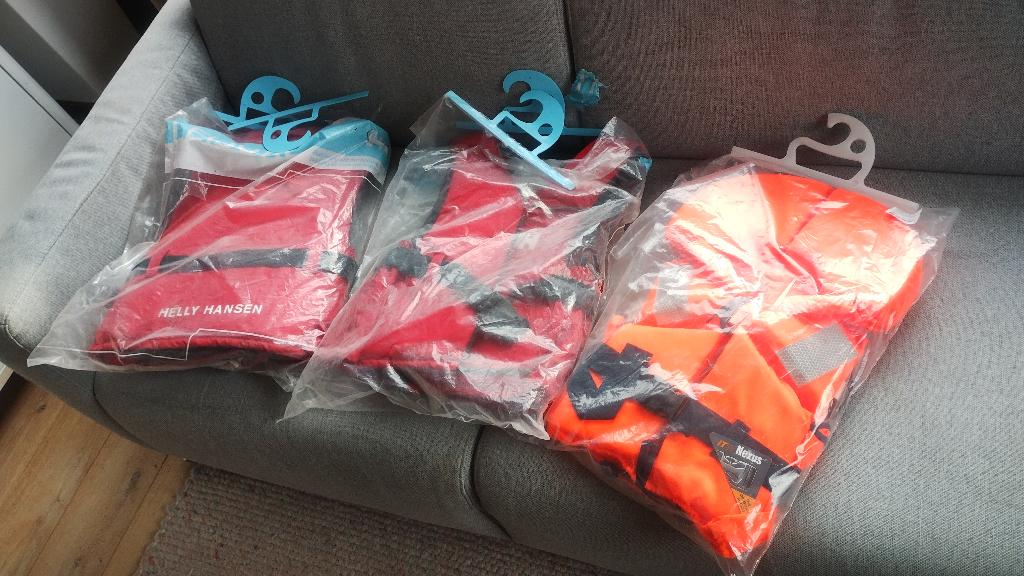 Drie niet gebruikte reddingsvesten, Ophalen, Helly hansen, Nieuw, Dame of Heer