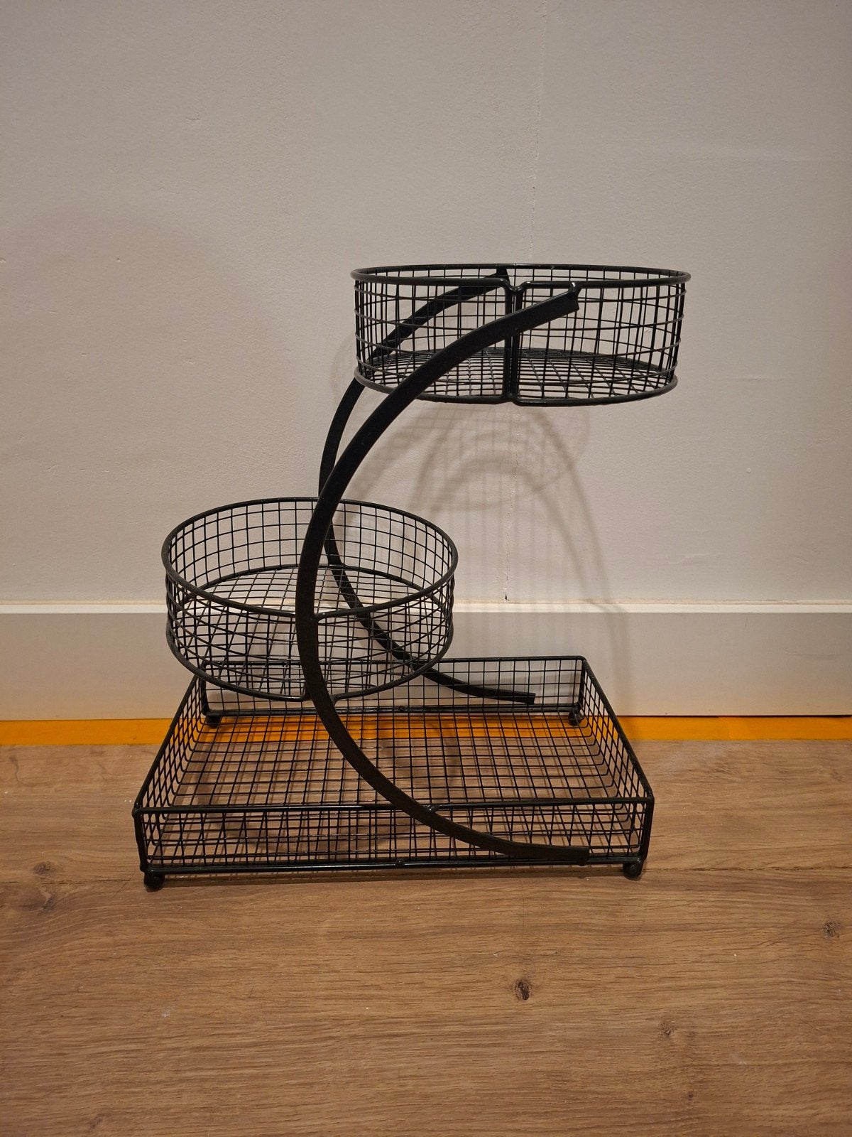 Zwart metalen etagere met 3 manden, Ophalen, Gebruikt, Mand, Met opbergruimte
