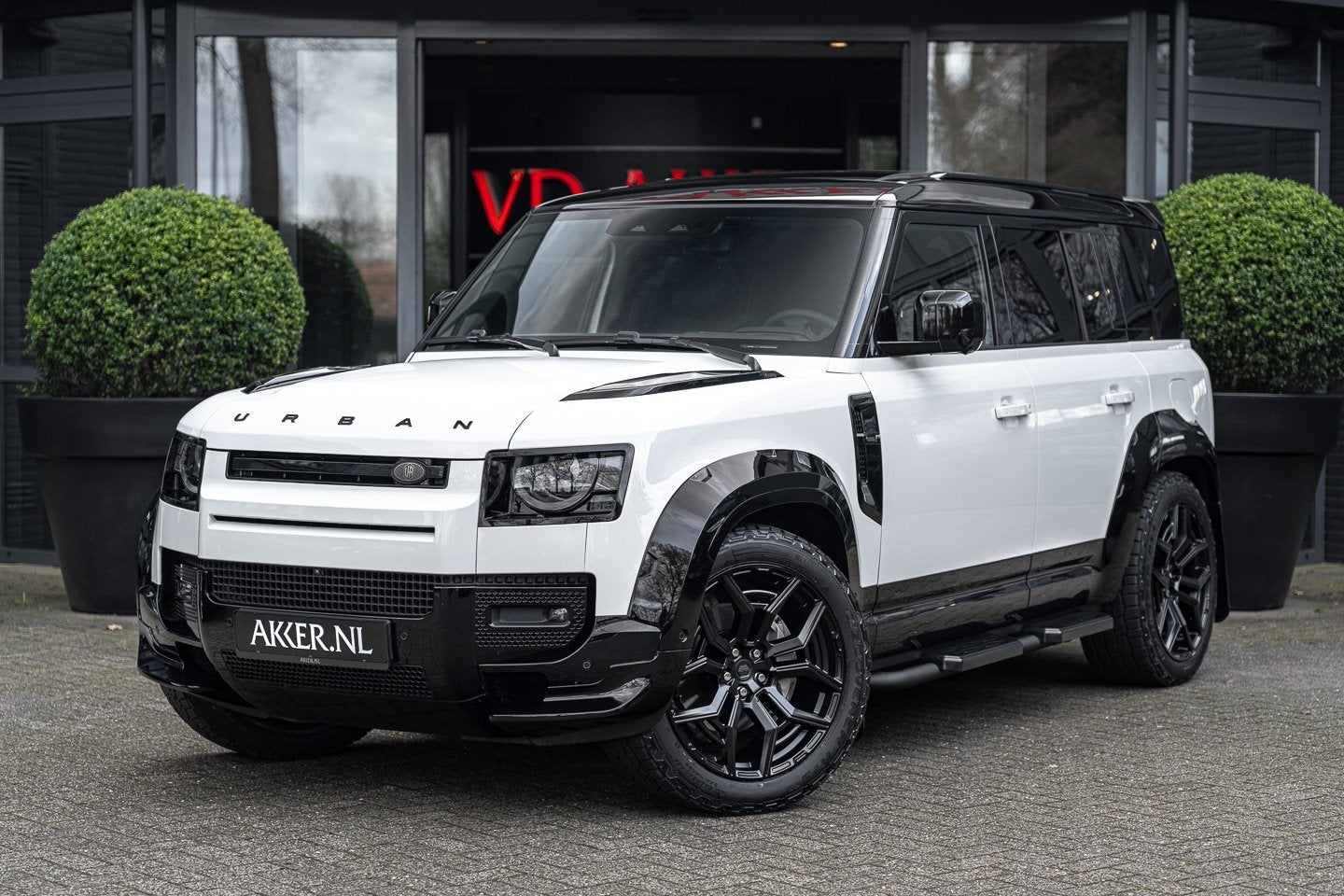 Land Rover Defender 110 P300e X-Dynamic SE URBAN | Head-up |, Automaat, Gebruikt, Zwart, 4 cilinders